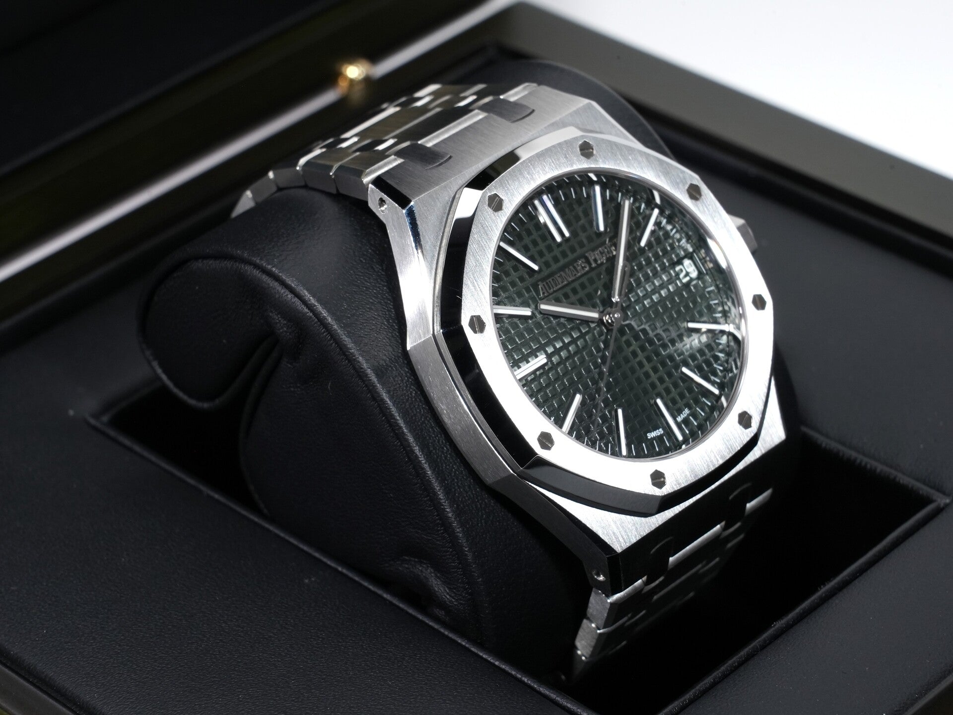 Audemars Piguet Royal Oak Ref.15510ST.OO.1320ST.09 Stainless Steel Khaki Green Dial Excellent Condition 3hx2m64k