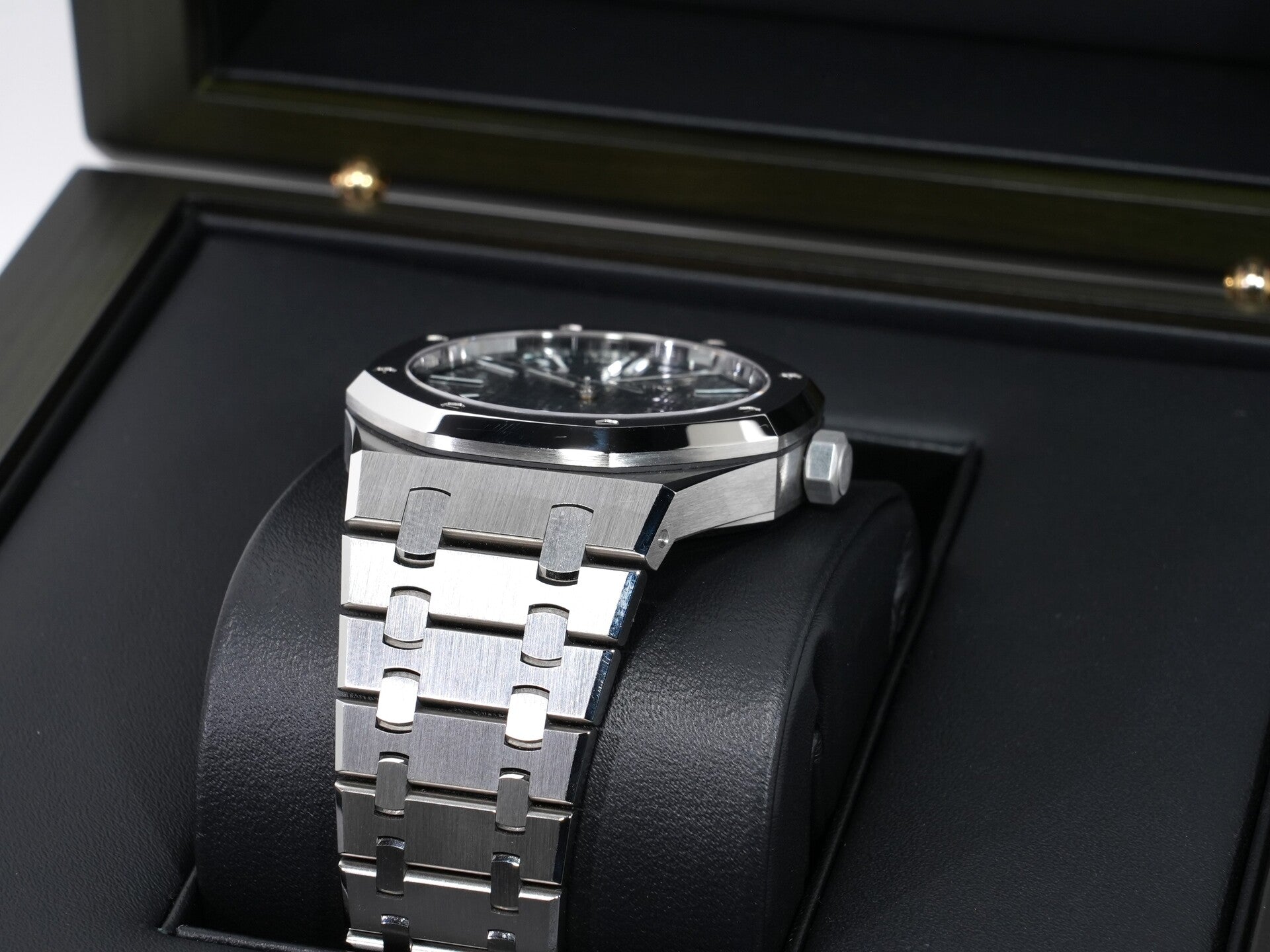 Audemars Piguet Royal Oak Ref.15510ST.OO.1320ST.09 Stainless Steel Khaki Green Dial Excellent Condition 3hx2m64k