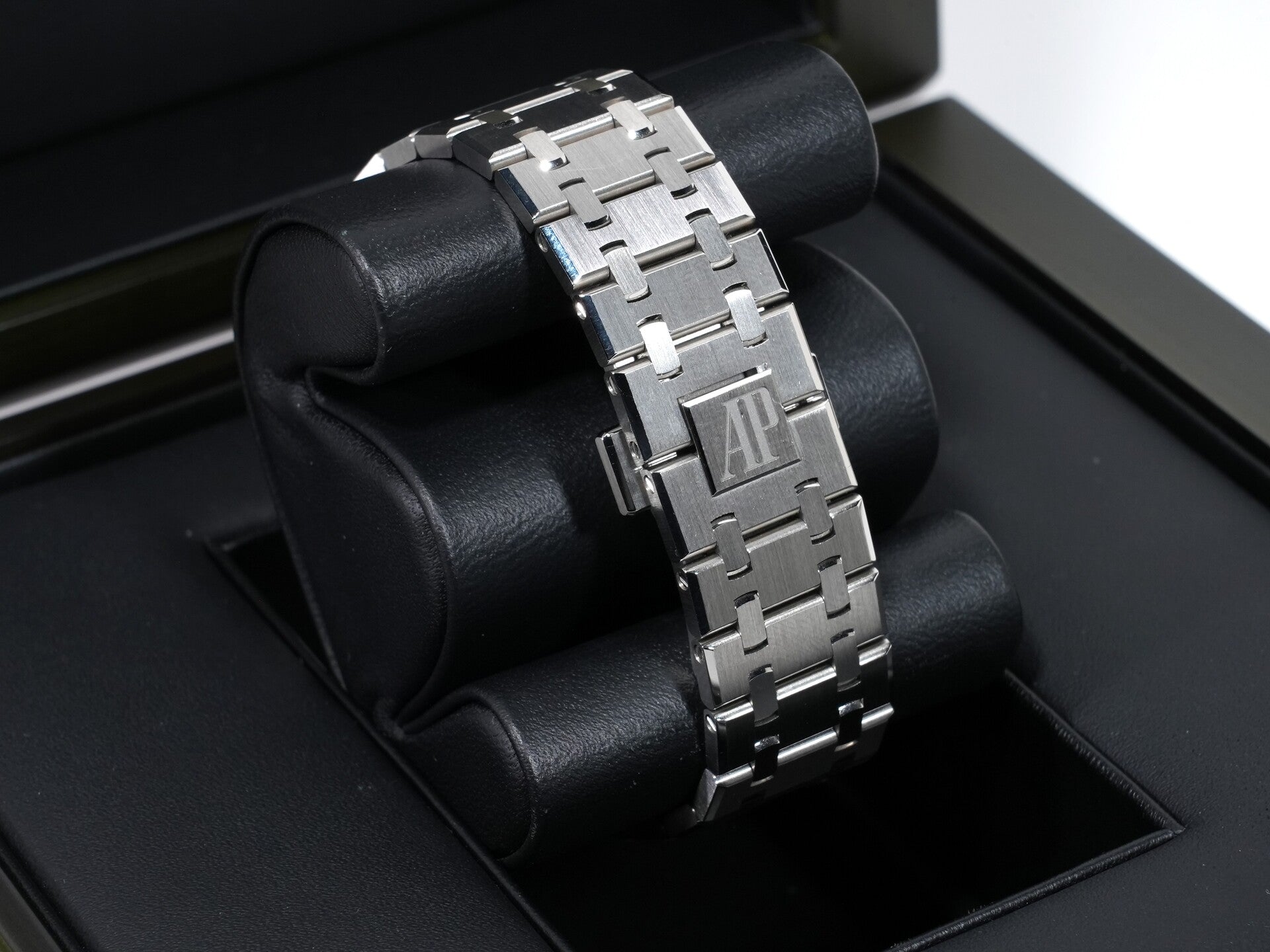 Audemars Piguet Royal Oak Ref.15510ST.OO.1320ST.09 Stainless Steel Khaki Green Dial Excellent Condition 3hx2m64k