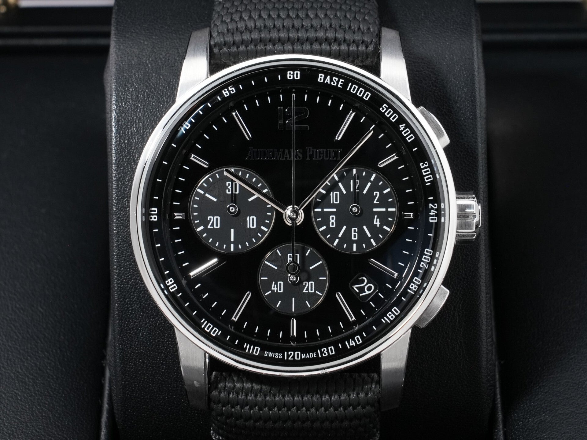 オーデマピゲ CODE 11.59 バイ オーデマ ピゲ クロノグラフ Ref.26393BC.OO.A002CR.01 ホワイトゴールド ブラックラッカー文字盤 中古 ydzy8koz