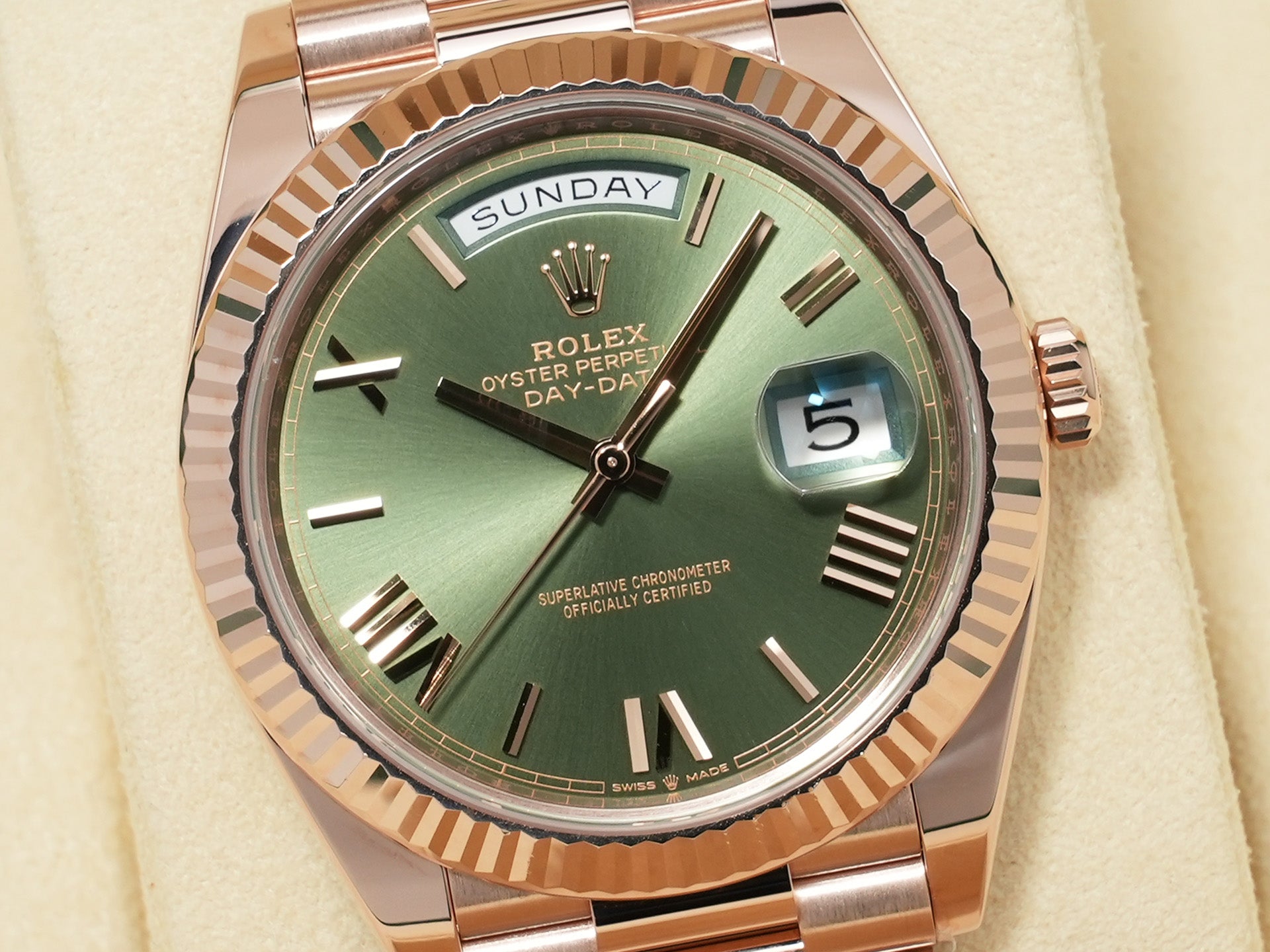 Rolex Day-Date 40 Ref.228235 Everose Gold Olive Green Dial Pre-owned Excellent Condition m7pw3qvi