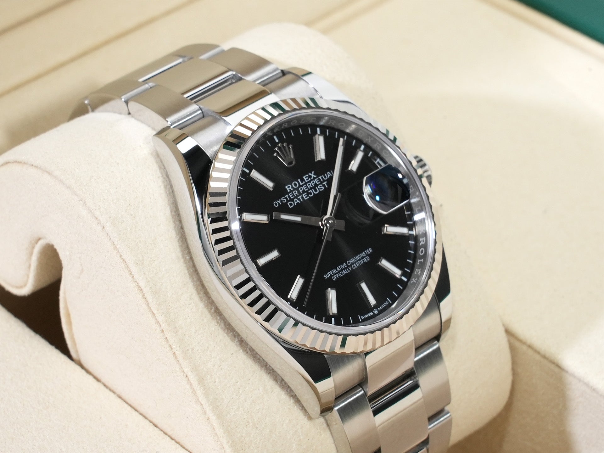 ロレックス デイトジャスト36 Ref.126234 ステンレススチール/ホワイトゴールド ブラック文字盤 オイスターブレスレット 美中古 2c43jnev