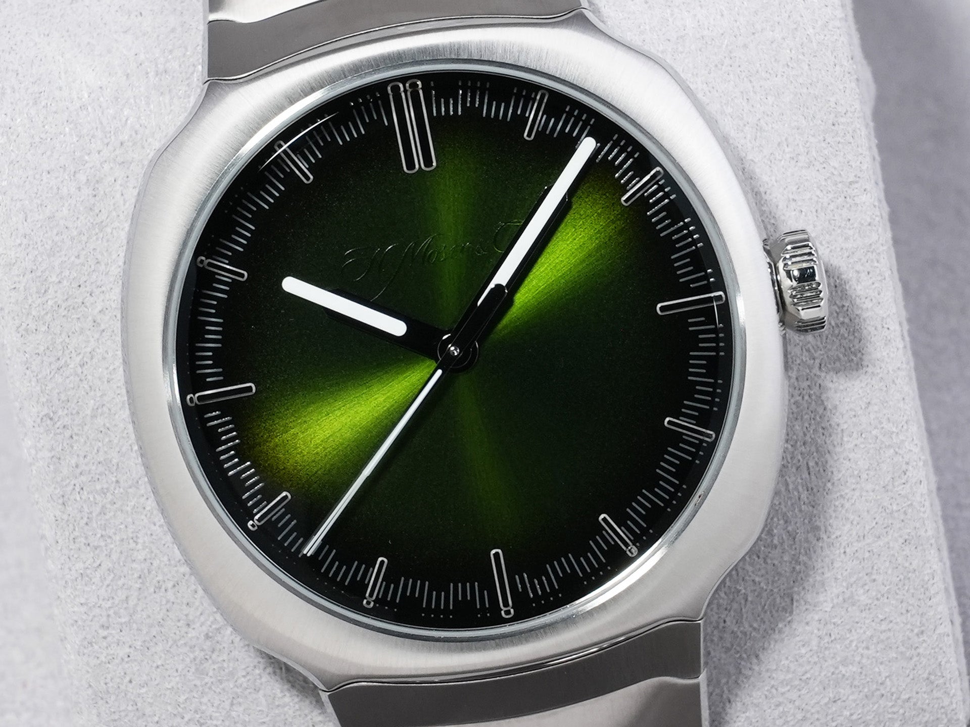 H. Moser Streamliner Centre Seconds Ref. 6201-1200 Stainless Steel Matrix Green Fumé Dial Excellent Condition 848ba732