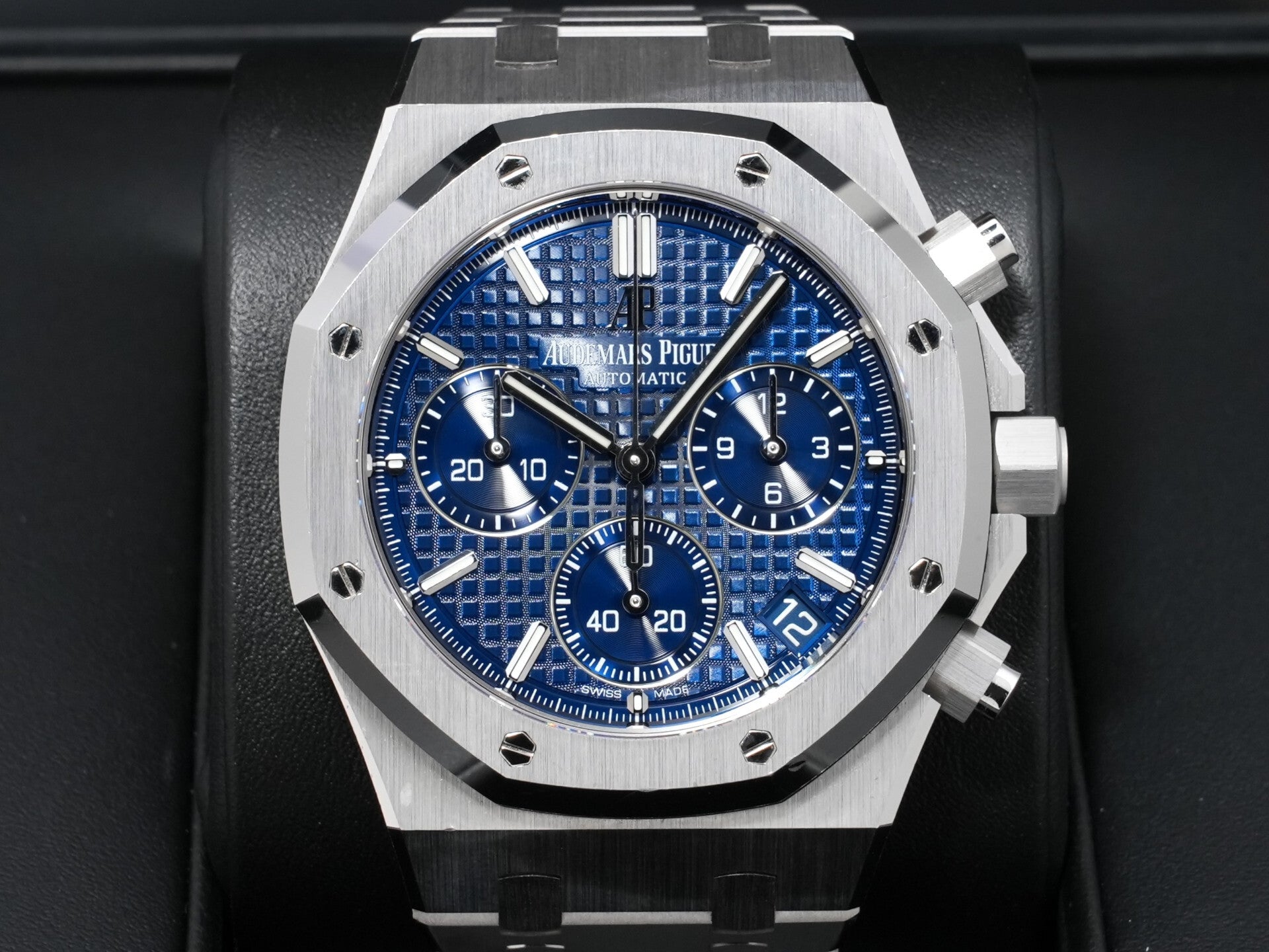 オーデマピゲ ロイヤルオーク クロノグラフ Ref.26239BC.OO.1220BC.01 ホワイトゴールド ブルー文字盤 中古 axbugchj