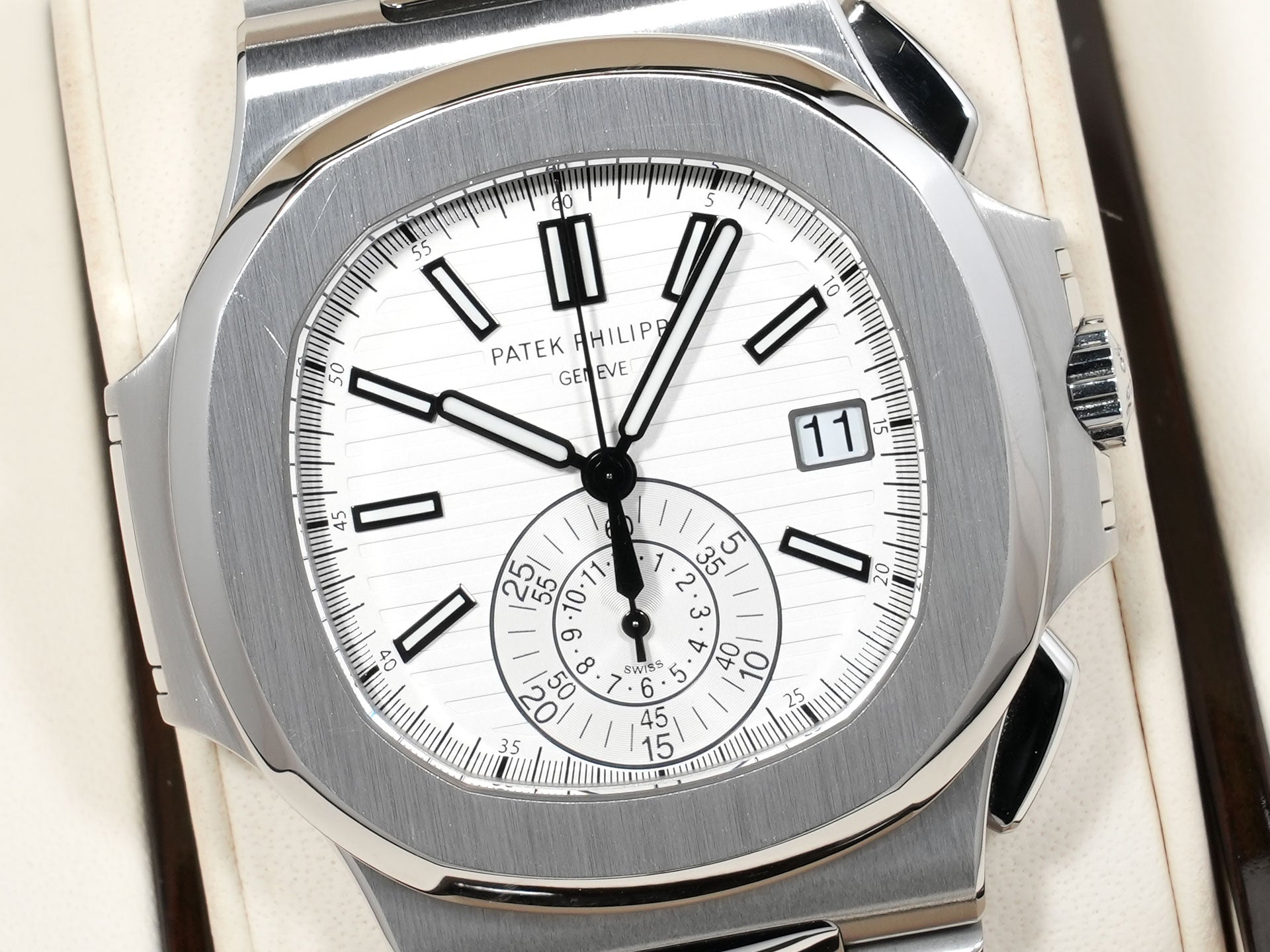 パテックフィリップ ノーチラス クロノグラフ Ref.5980/1A-019 ステンレススチール ホワイト文字盤 中古 a4y5qm3e