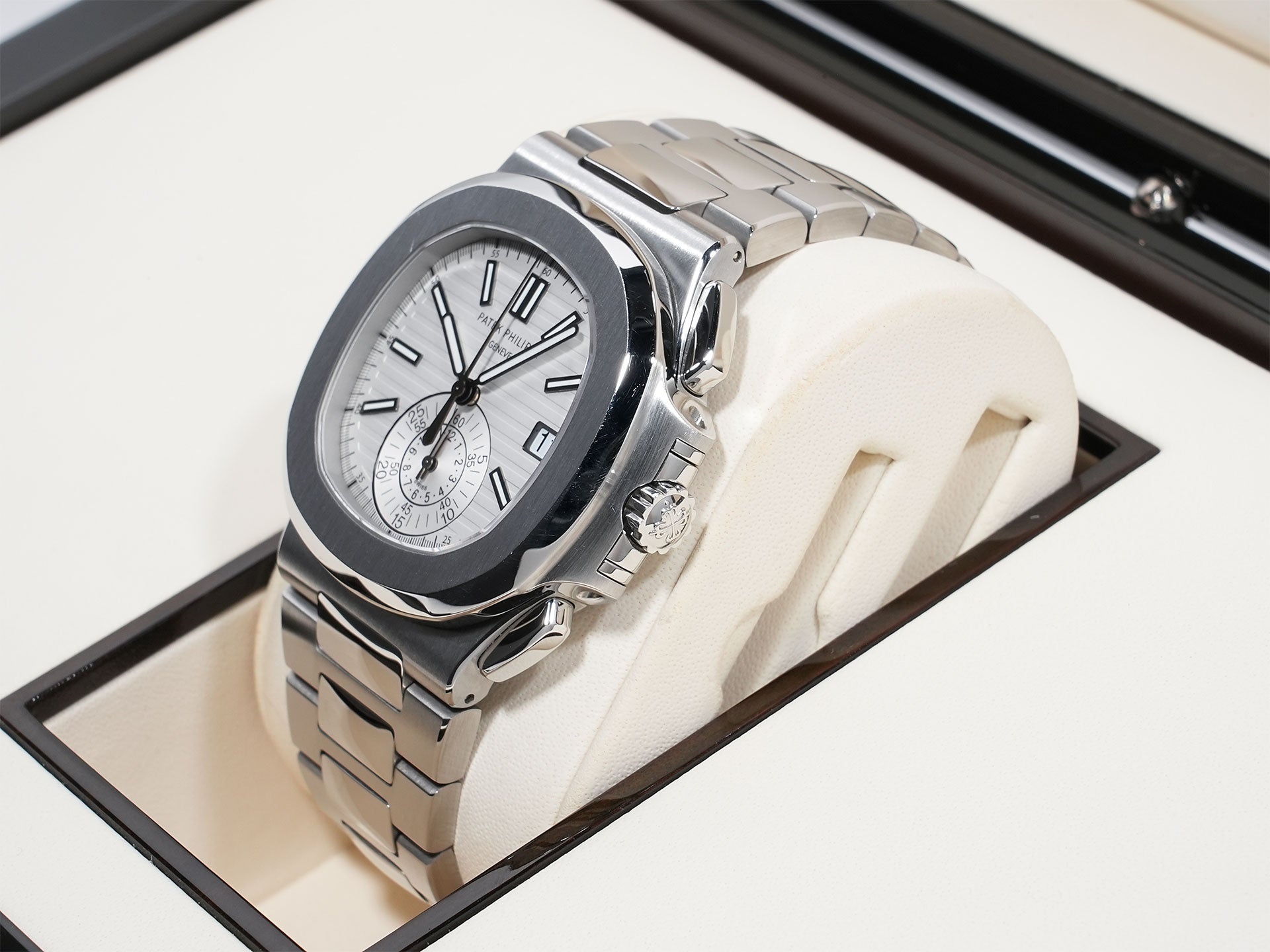 パテックフィリップ ノーチラス クロノグラフ Ref.5980/1A-019 ステンレススチール ホワイト文字盤 中古 a4y5qm3e
