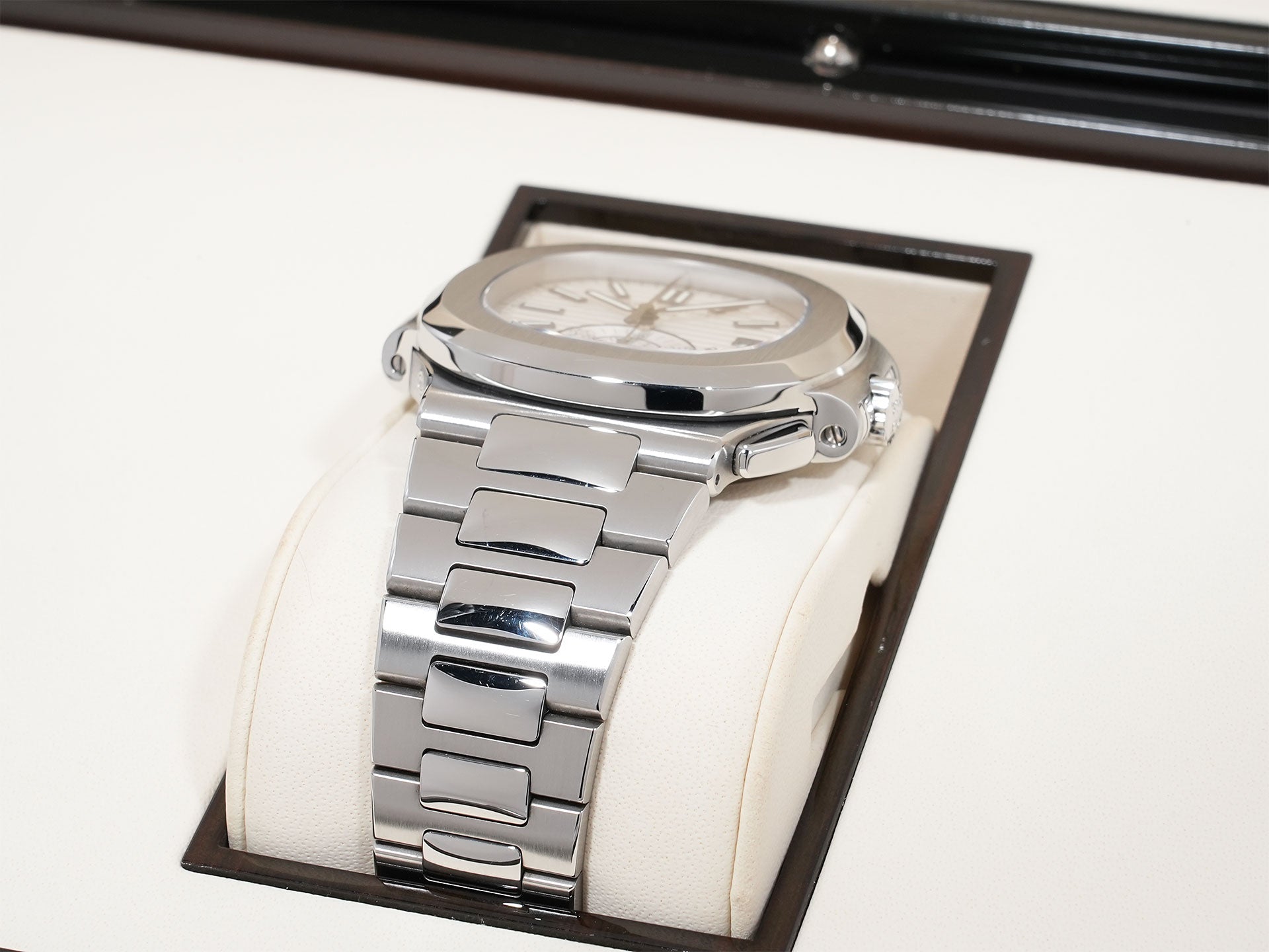 パテックフィリップ ノーチラス クロノグラフ Ref.5980/1A-019 ステンレススチール ホワイト文字盤 中古 a4y5qm3e