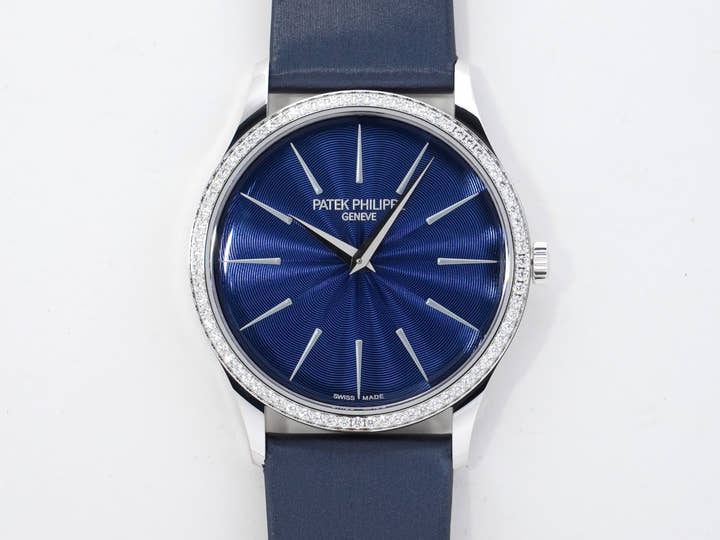 パテックフィリップ カラトラバ Ref.4997/200G-001 ホワイトゴールド ギヨシェ装飾のラック塗装ミッドナイトブルー文字盤 未使用 33p46uyy
