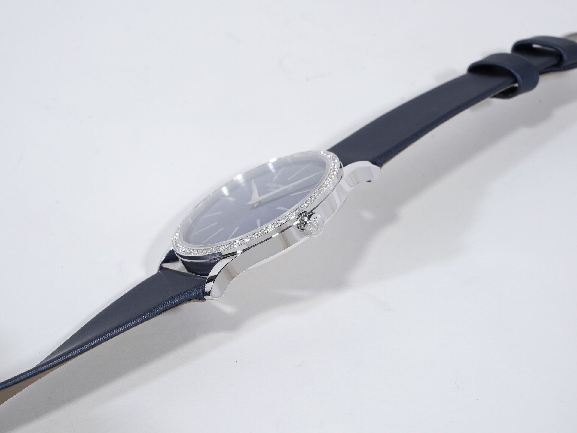 パテックフィリップ カラトラバ Ref.4997/200G-001 ホワイトゴールド ギヨシェ装飾のラック塗装ミッドナイトブルー文字盤 未使用 33p46uyy