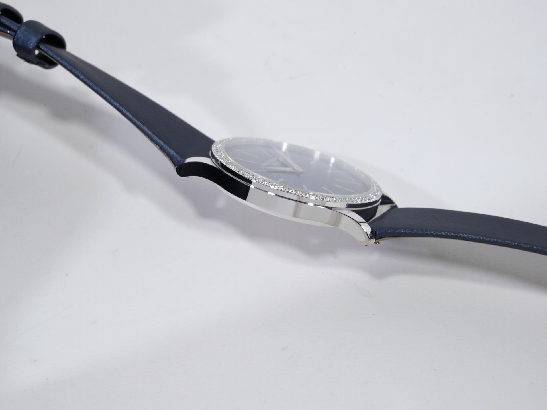 パテックフィリップ カラトラバ Ref.4997/200G-001 ホワイトゴールド ギヨシェ装飾のラック塗装ミッドナイトブルー文字盤 未使用 33p46uyy