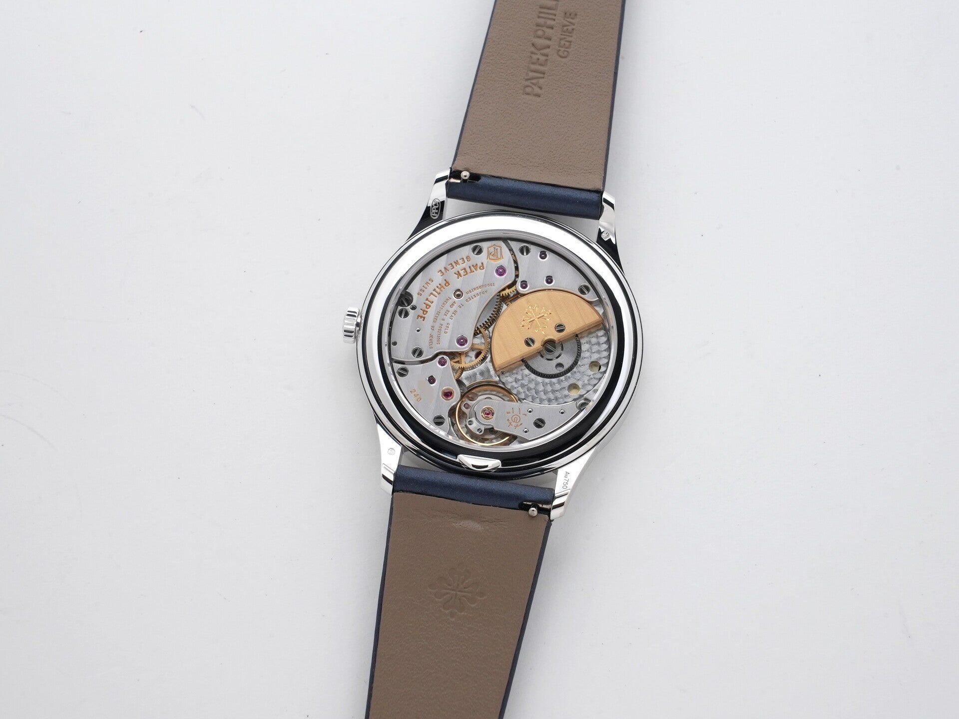 パテックフィリップ カラトラバ Ref.4997/200G-001 ホワイトゴールド ギヨシェ装飾のラック塗装ミッドナイトブルー文字盤 未使用 33p46uyy
