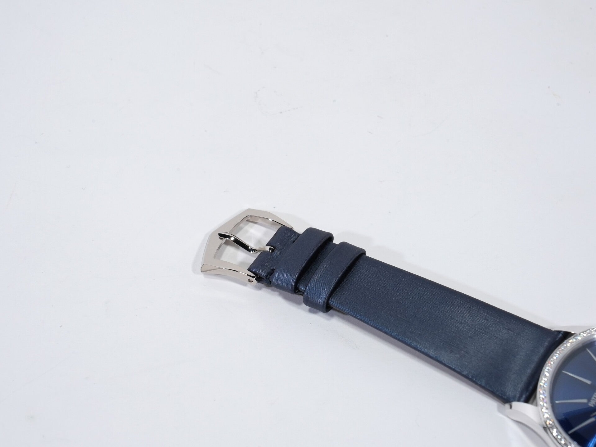 パテックフィリップ カラトラバ Ref.4997/200G-001 ホワイトゴールド ギヨシェ装飾のラック塗装ミッドナイトブルー文字盤 未使用 33p46uyy