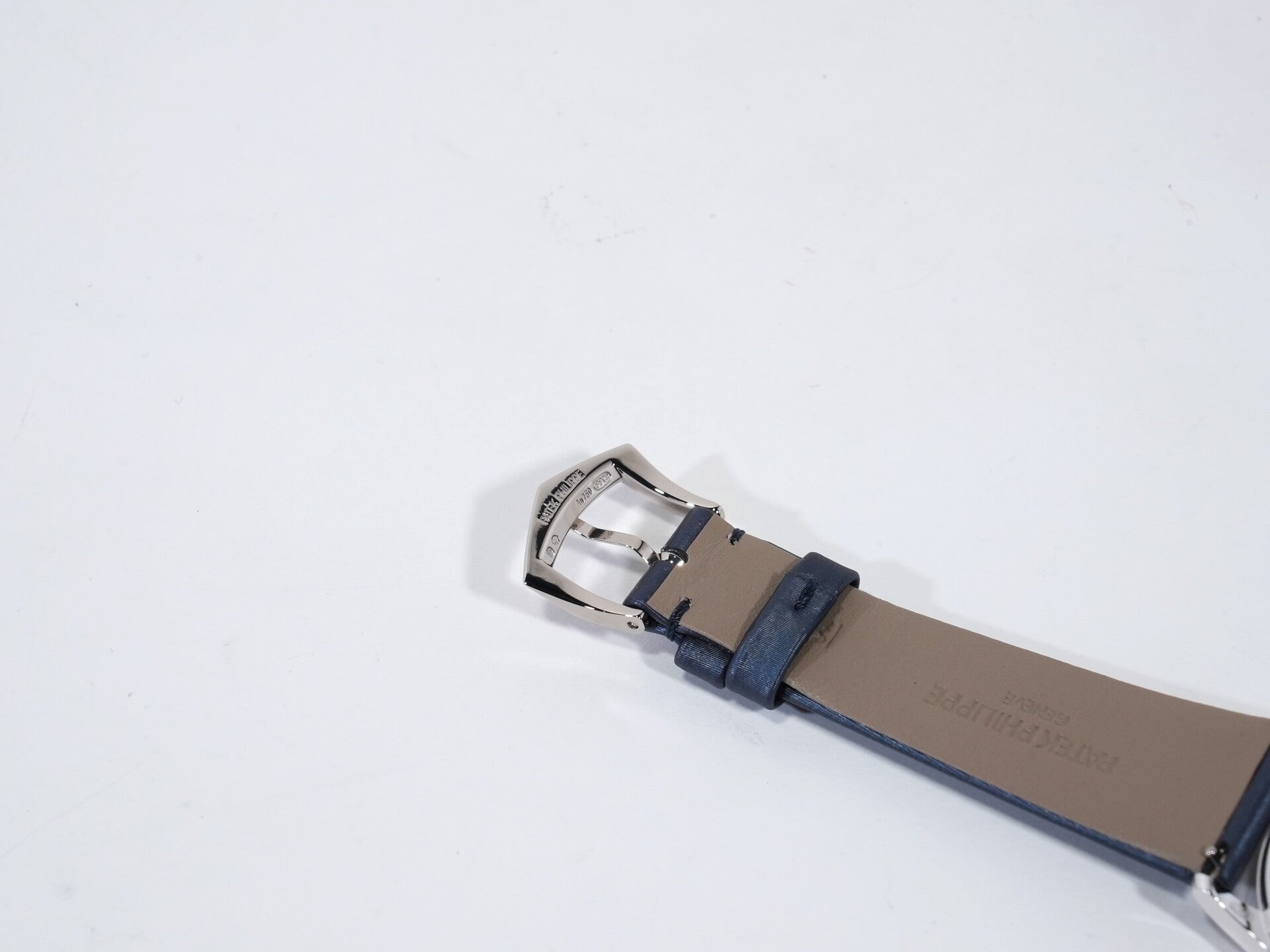 パテックフィリップ カラトラバ Ref.4997/200G-001 ホワイトゴールド ギヨシェ装飾のラック塗装ミッドナイトブルー文字盤 未使用 33p46uyy