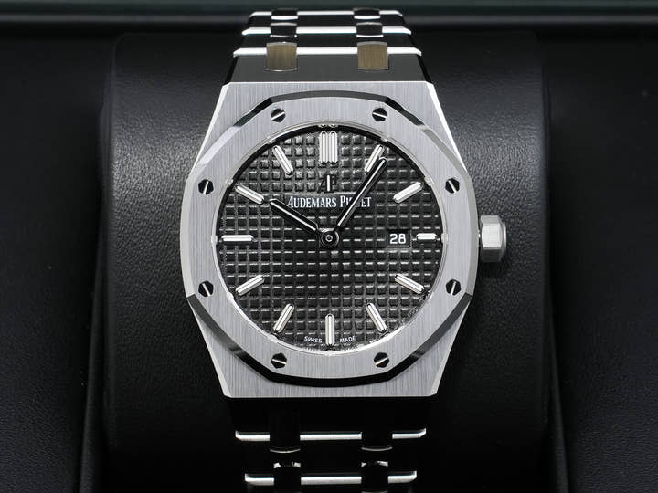 Audemars Piguet Royal Oak Quartz Ref.67650ST.OO.1261ST.01-A Stainless Steel Black Dial Unused hs9d2peq