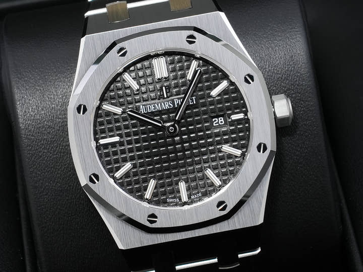 Audemars Piguet Royal Oak Quartz Ref.67650ST.OO.1261ST.01-A Stainless Steel Black Dial Unused hs9d2peq