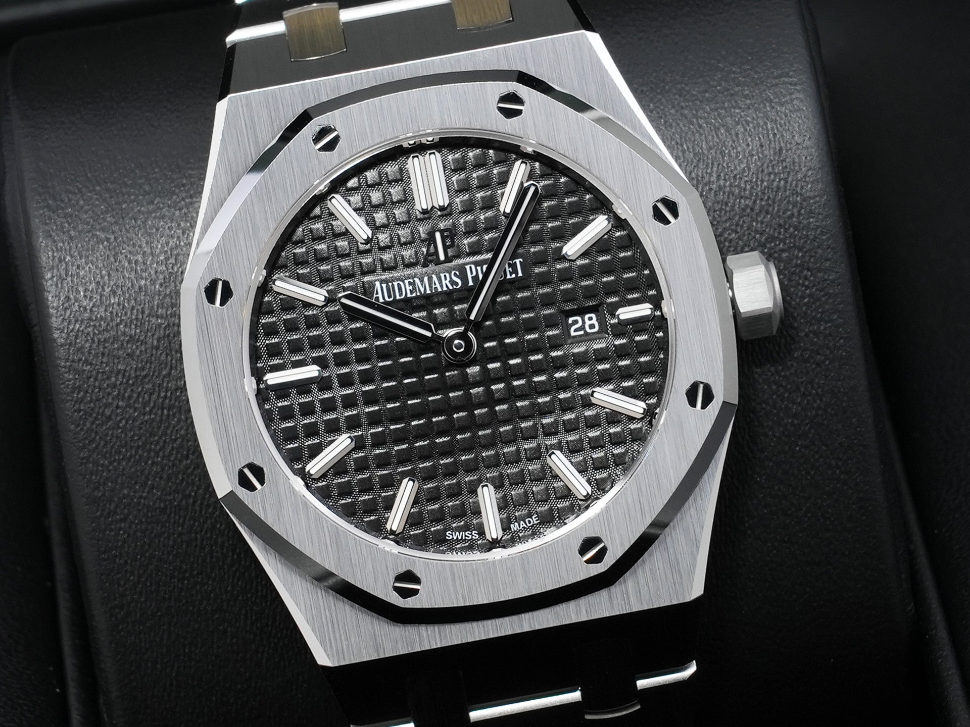Audemars Piguet Royal Oak Quartz Ref.67650ST.OO.1261ST.01-A Stainless Steel Black Dial Unused hs9d2peq