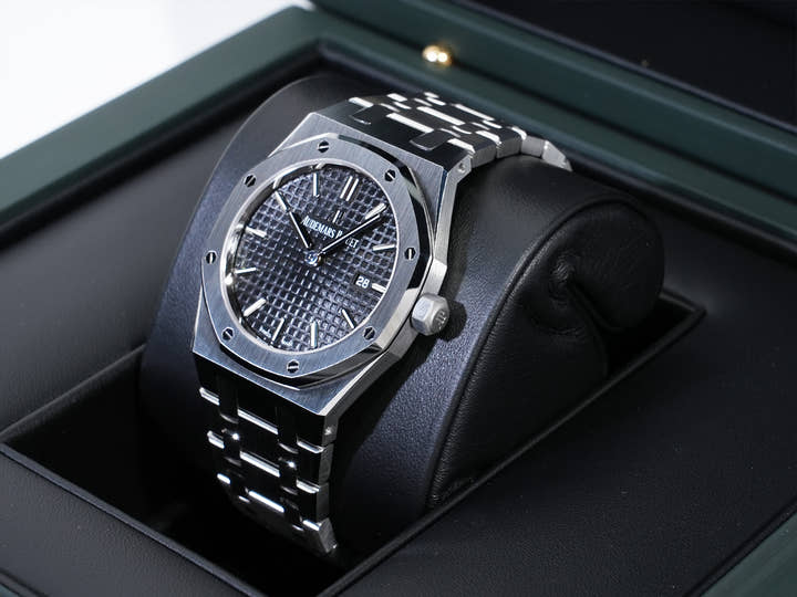 Audemars Piguet Royal Oak Quartz Ref.67650ST.OO.1261ST.01-A Stainless Steel Black Dial Unused hs9d2peq