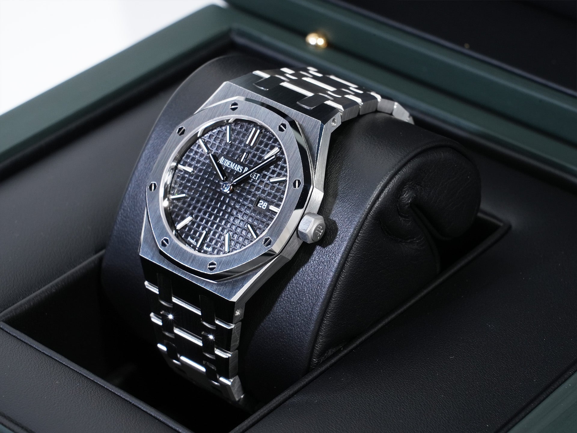 Audemars Piguet Royal Oak Quartz Ref.67650ST.OO.1261ST.01-A Stainless Steel Black Dial Unused hs9d2peq