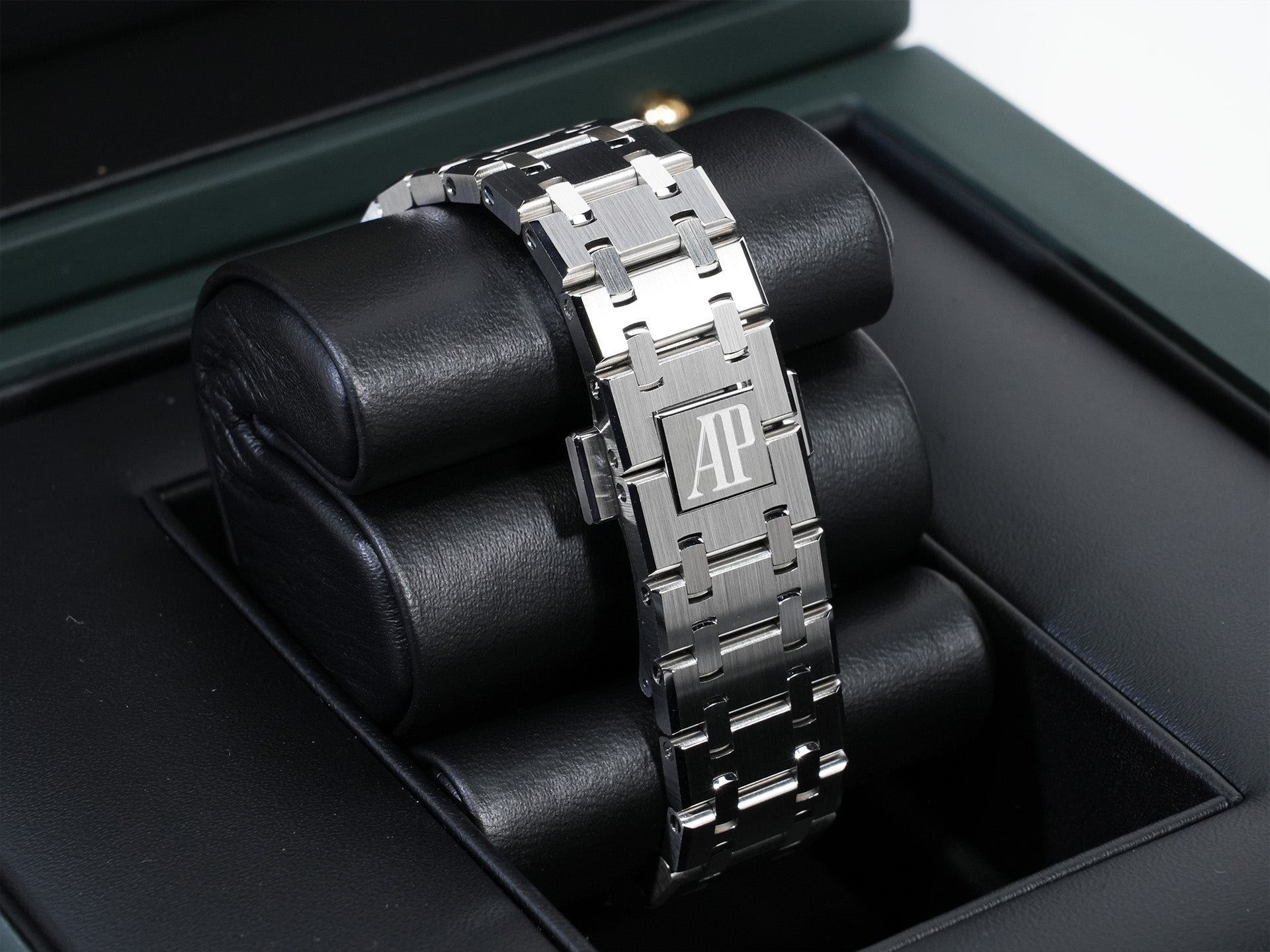 Audemars Piguet Royal Oak Quartz Ref.67650ST.OO.1261ST.01-A Stainless Steel Black Dial Unused hs9d2peq