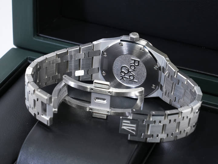 Audemars Piguet Royal Oak Quartz Ref.67650ST.OO.1261ST.01-A Stainless Steel Black Dial Unused hs9d2peq