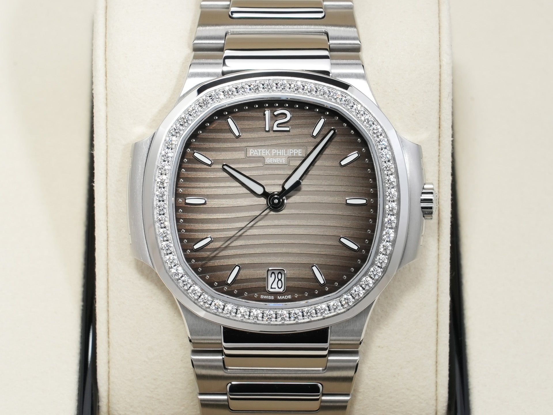 パテックフィリップ ノーチラス Ref.7118/1200A-011 ステンレススチール グレーオパーリン文字盤 未使用 ot7h2q23