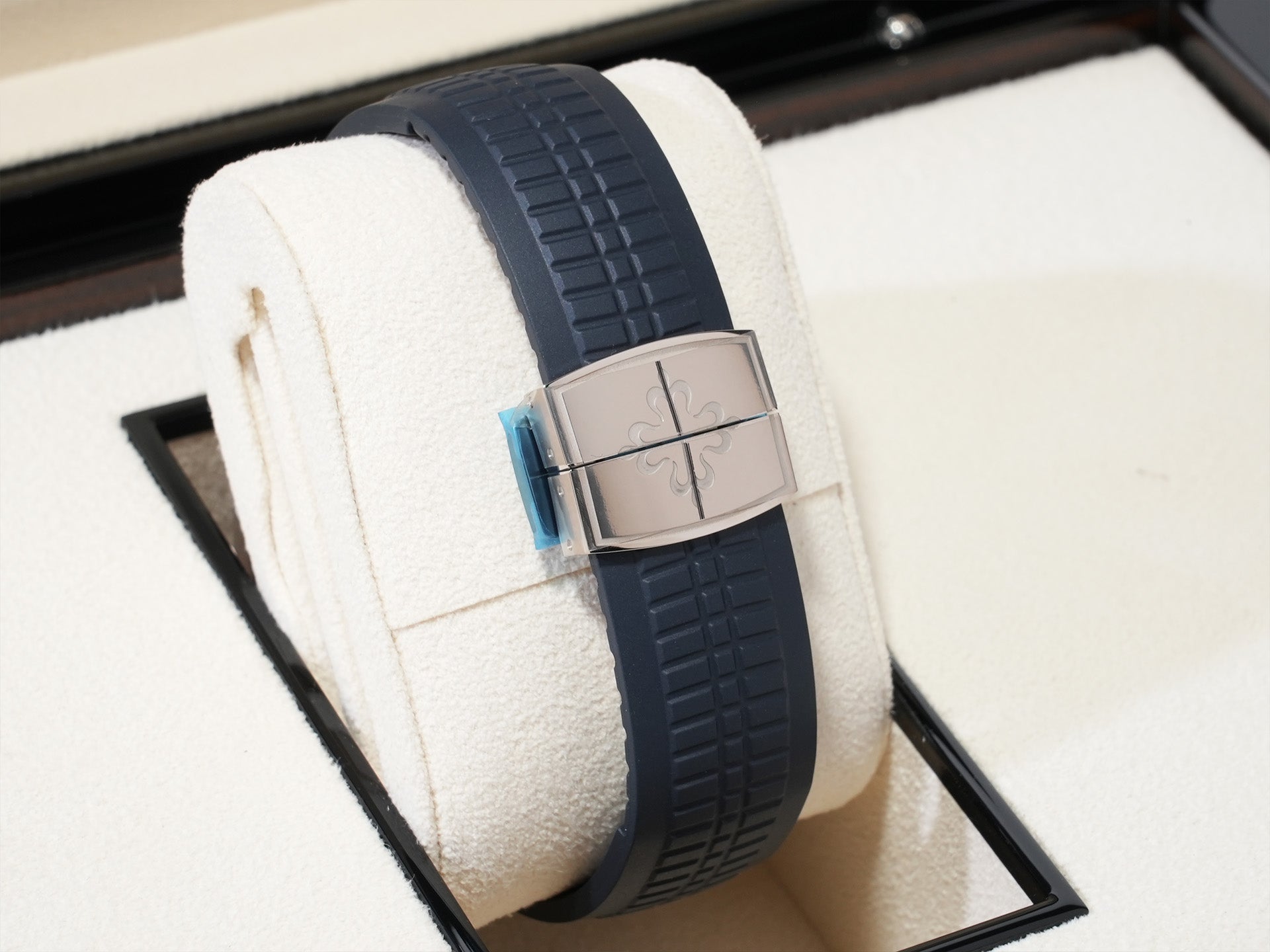 Patek Philippe Aquanaut Ref. 5168G-001 White Gold Midnight Blue Dial Unused 8itqvngd
