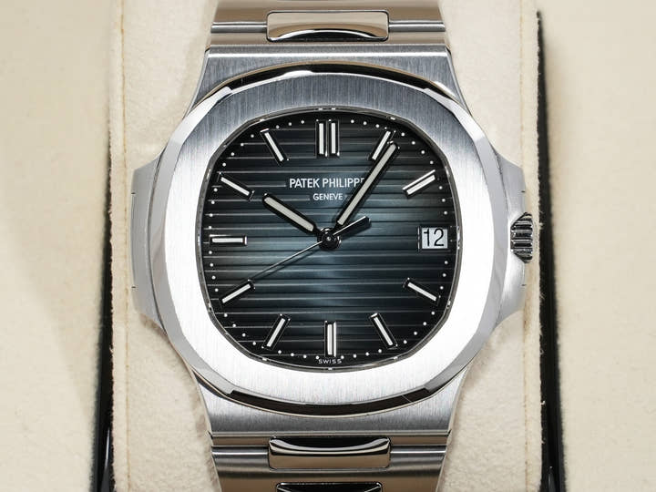 Patek Philippe Nautilus Ref. 5711/1A-010 Stainless Steel Blue Dial Used ddve4han