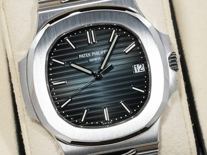 Patek Philippe Nautilus Ref. 5711/1A-010 Stainless Steel Blue Dial Used ddve4han
