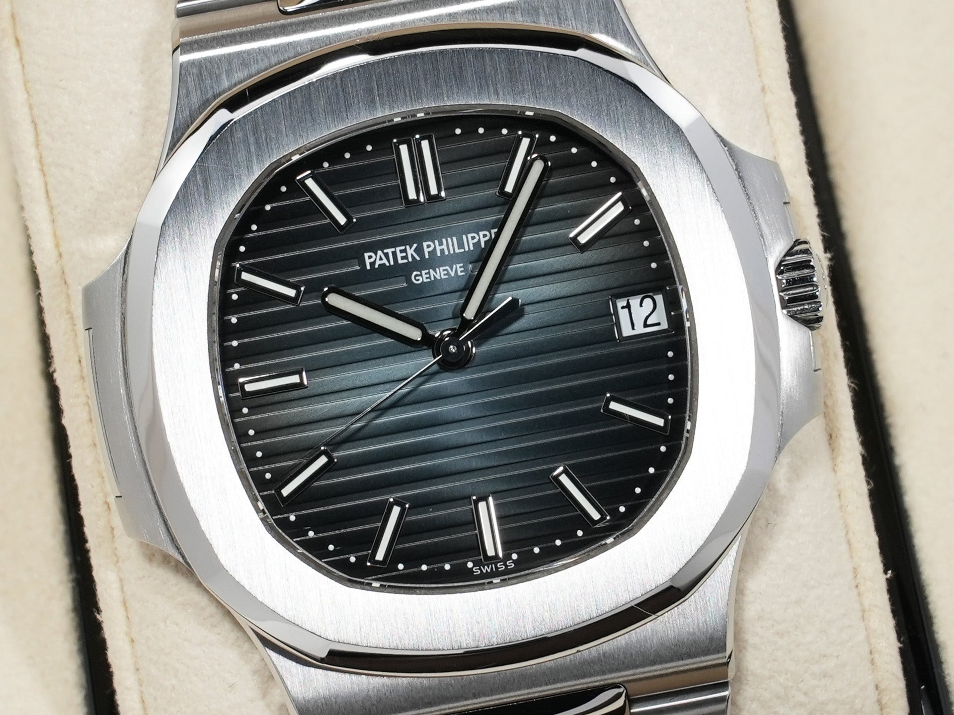 Patek Philippe Nautilus Ref. 5711/1A-010 Stainless Steel Blue Dial Used ddve4han