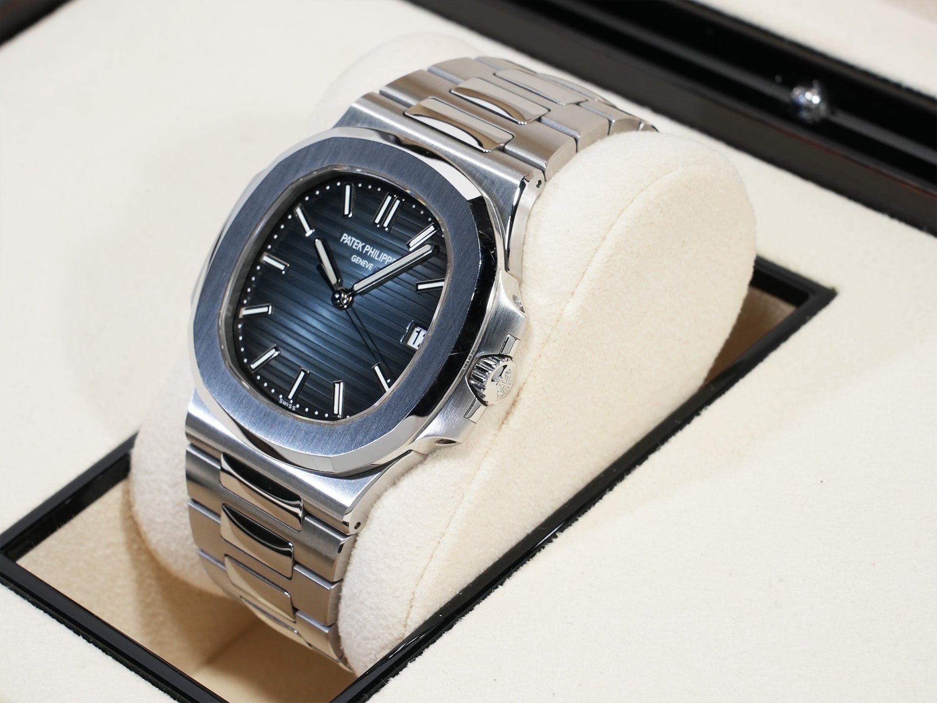 Patek Philippe Nautilus Ref. 5711/1A-010 Stainless Steel Blue Dial Used ddve4han