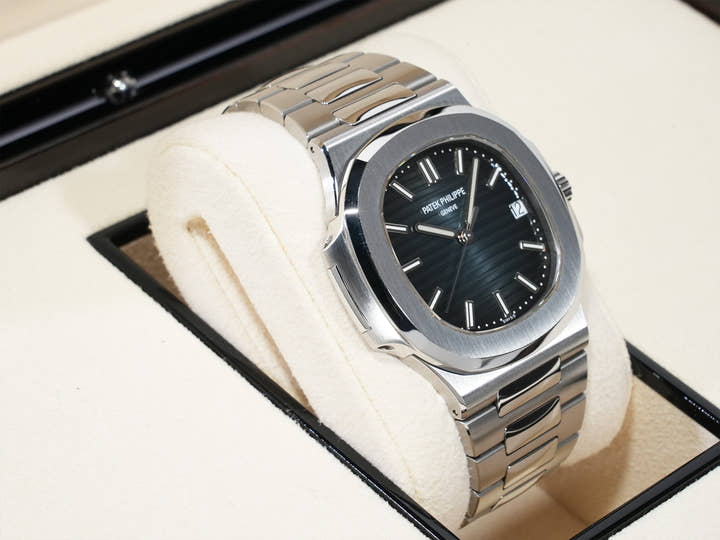 Patek Philippe Nautilus Ref. 5711/1A-010 Stainless Steel Blue Dial Used ddve4han