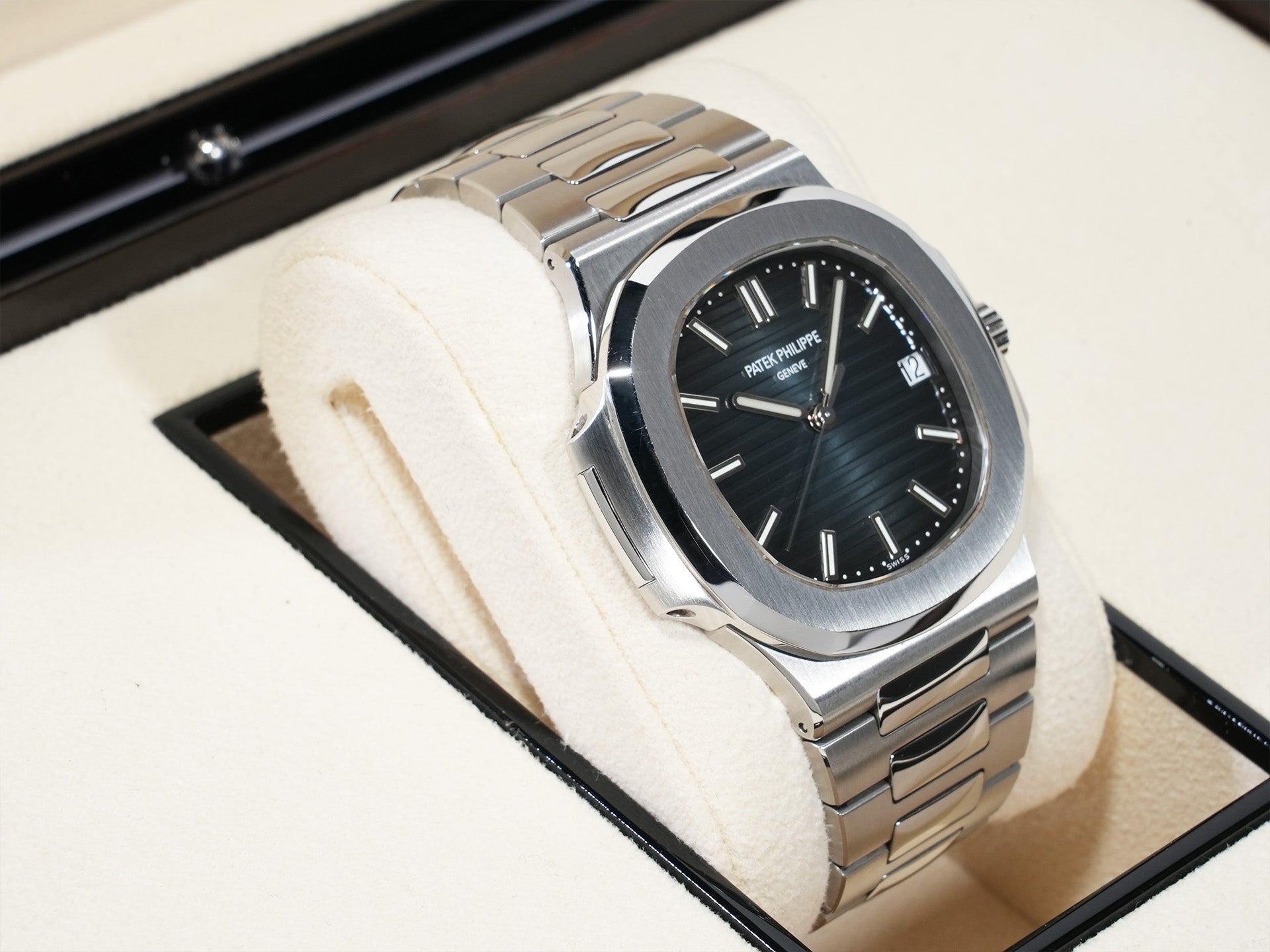 Patek Philippe Nautilus Ref. 5711/1A-010 Stainless Steel Blue Dial Used ddve4han