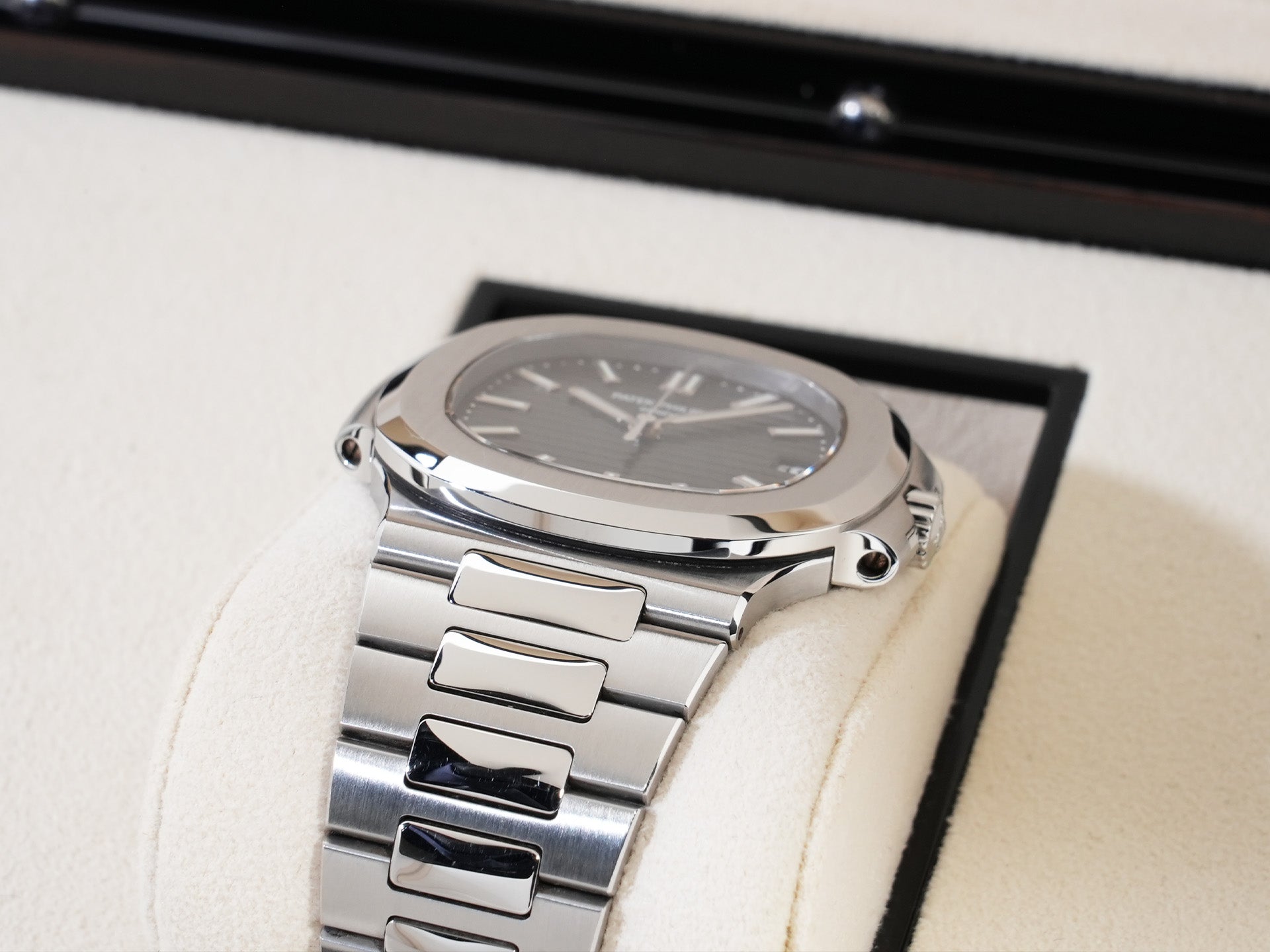 Patek Philippe Nautilus Ref. 5711/1A-010 Stainless Steel Blue Dial Used ddve4han