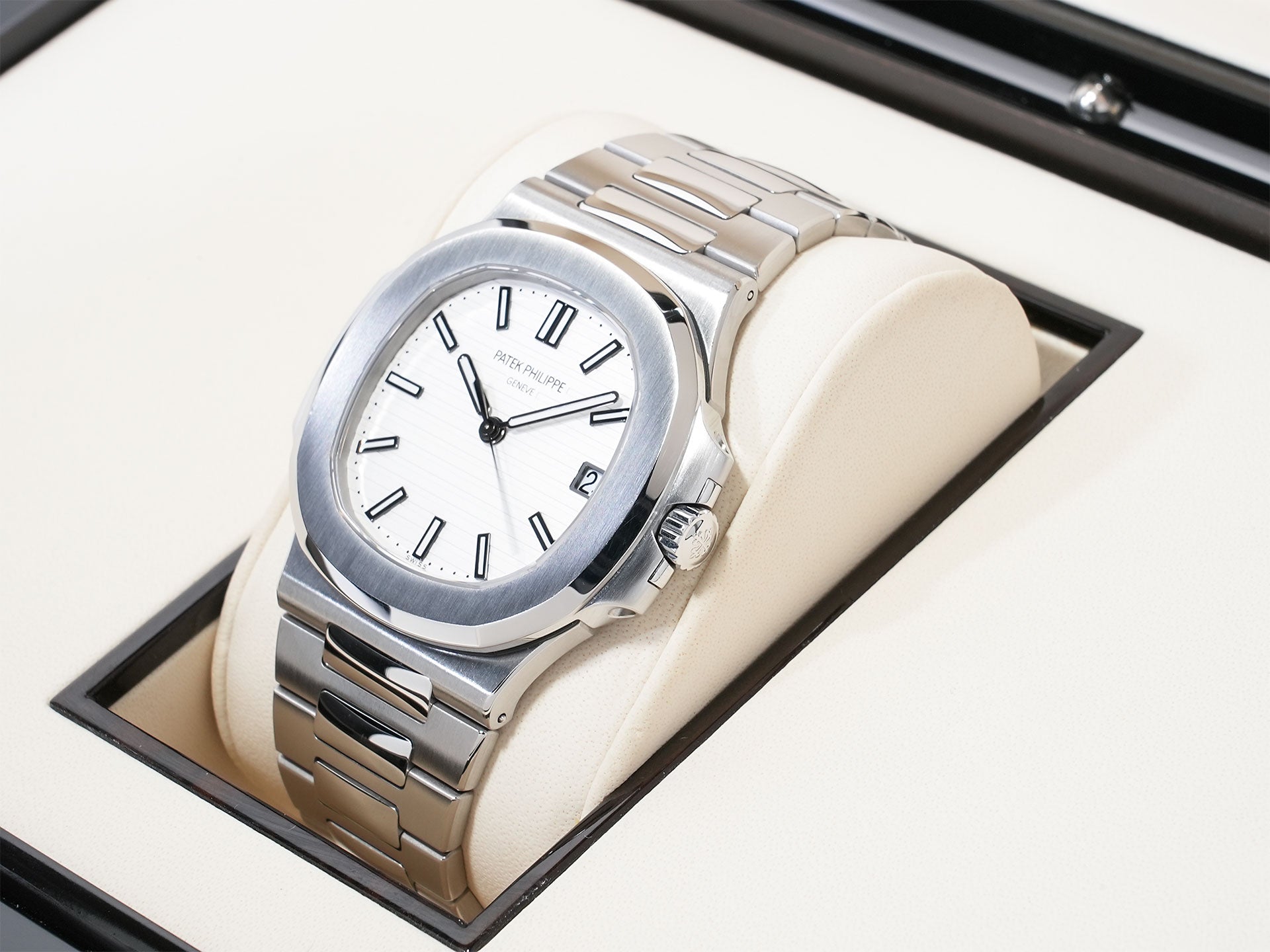 Patek Philippe Nautilus Ref. 5711/1A-011 Stainless Steel White Dial Used dwyfzfgc