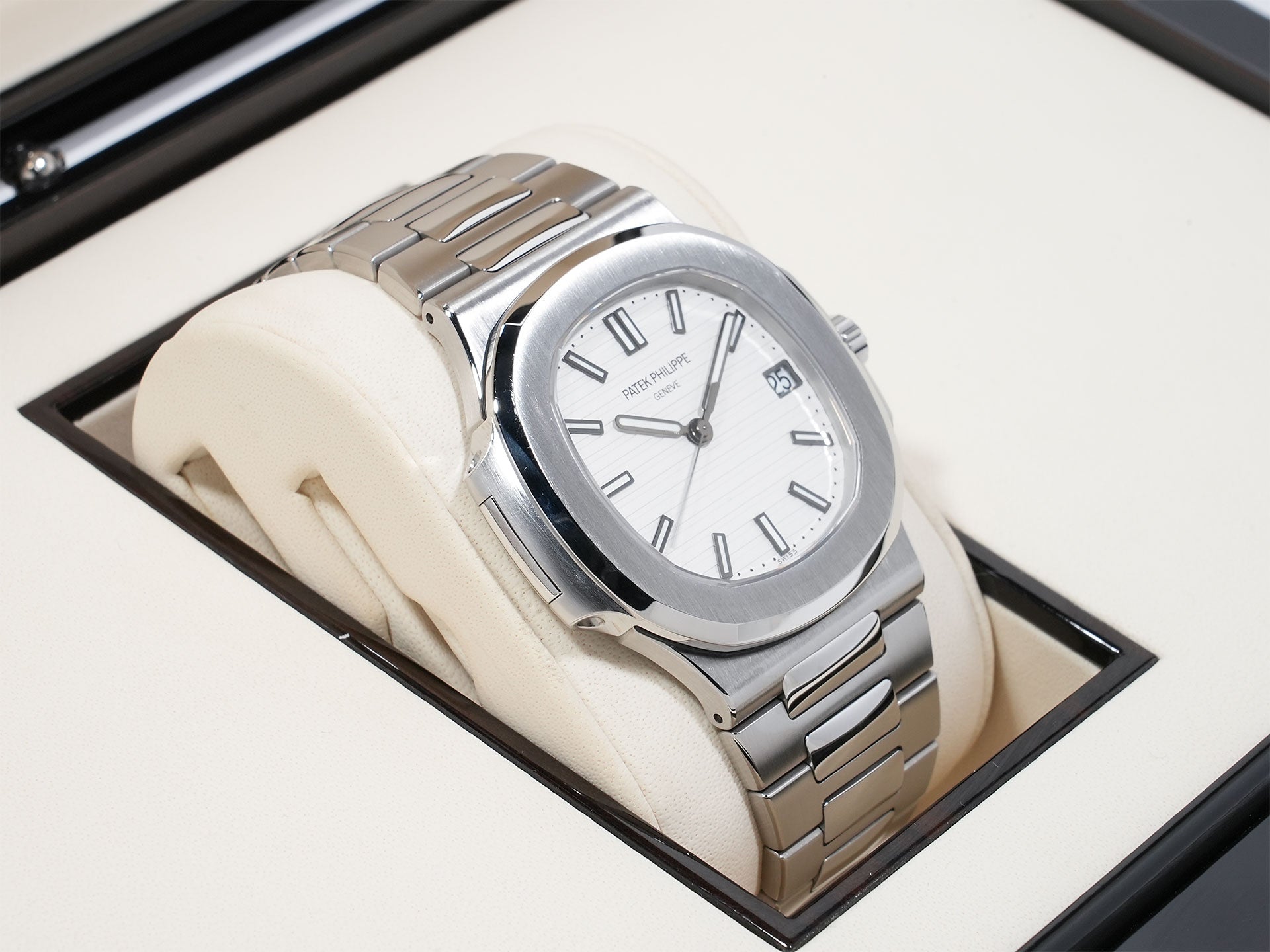 Patek Philippe Nautilus Ref. 5711/1A-011 Stainless Steel White Dial Used dwyfzfgc