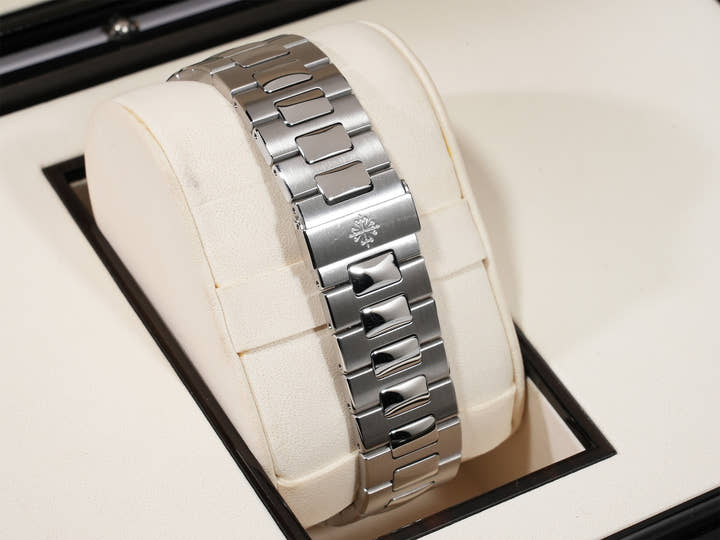 Patek Philippe Nautilus Ref. 5711/1A-011 Stainless Steel White Dial Used dwyfzfgc