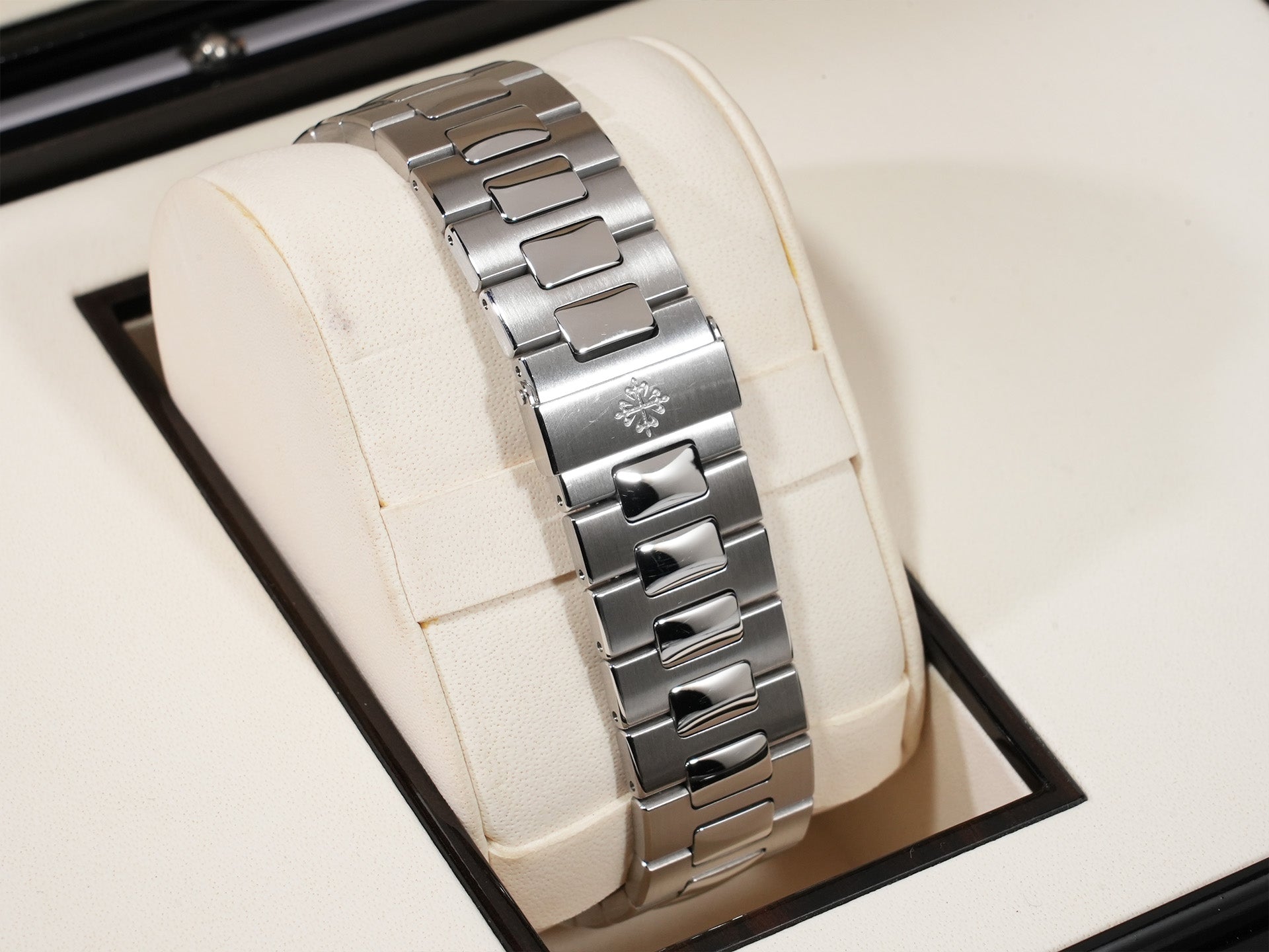 Patek Philippe Nautilus Ref. 5711/1A-011 Stainless Steel White Dial Used dwyfzfgc