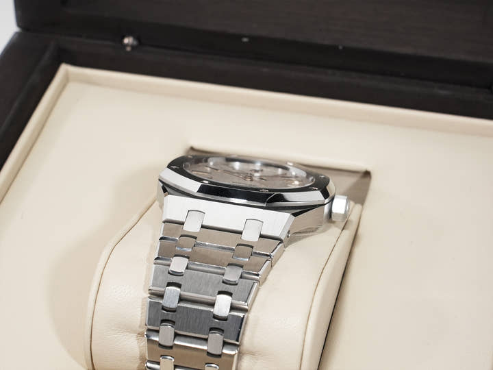 オーデマピゲ ロイヤルオーク Ref.15300ST.OO.1220ST.01 ステンレススチール シルバー文字盤 中古 oas89qg4