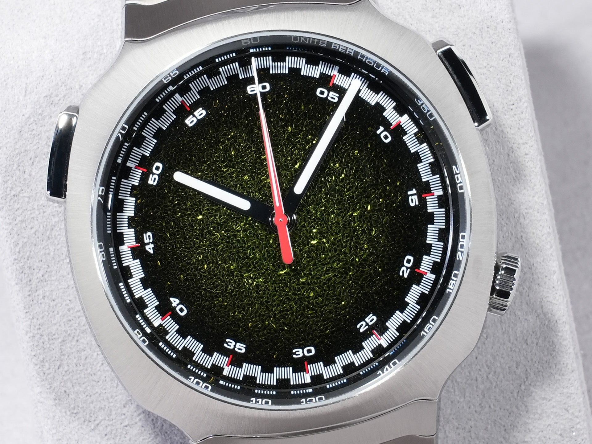 H. Moser Streamliner Flyback Chronograph Automatic Ref. 6907-1205 Stainless Steel Matrix Green Fumé Dial with Frosted Finish Unused sxhxs3d2