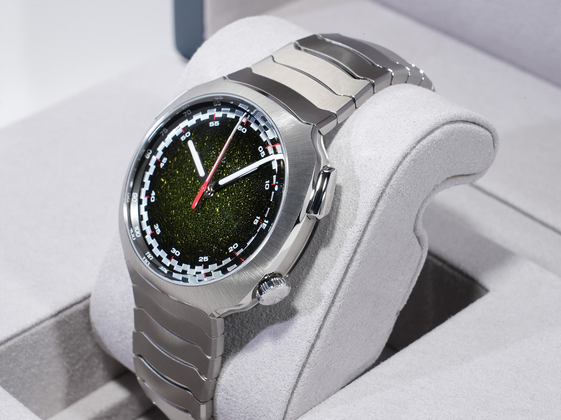 H. Moser Streamliner Flyback Chronograph Automatic Ref. 6907-1205 Stainless Steel Matrix Green Fumé Dial with Frosted Finish Unused sxhxs3d2