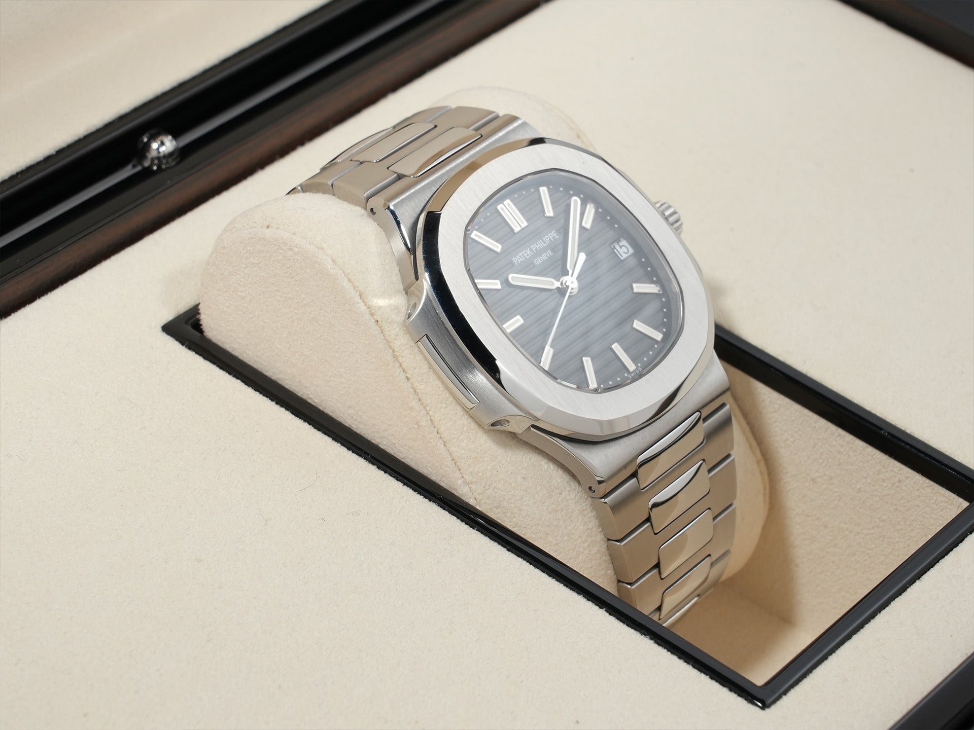 Patek Philippe Nautilus Ref. 5711/1A-010 Stainless Steel Blue Dial Excellent Used Condition ae4vo2rc