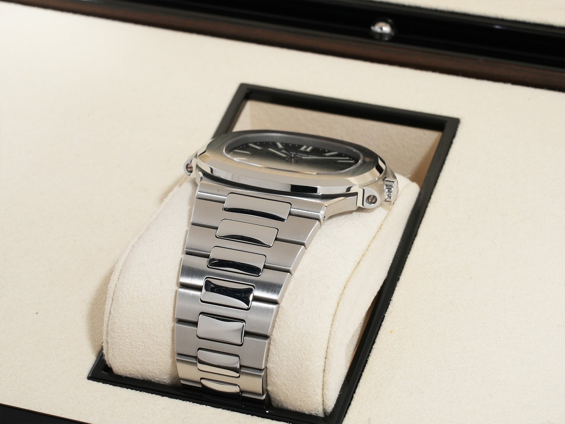 Patek Philippe Nautilus Ref. 5711/1A-010 Stainless Steel Blue Dial Excellent Used Condition ae4vo2rc