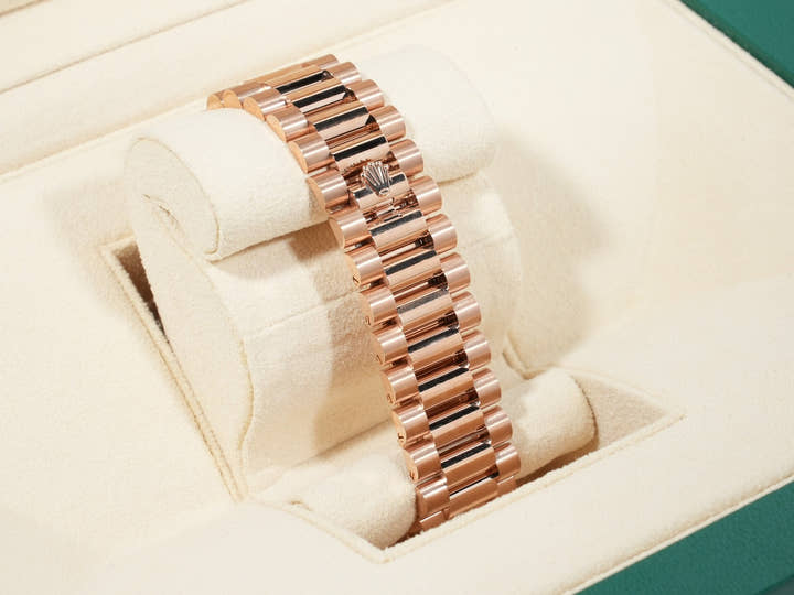 ROLEX Day-Date 40 Ref.228235NG Everose Gold Diamond White Mother-of-Pearl Dial Unused hksxdao6