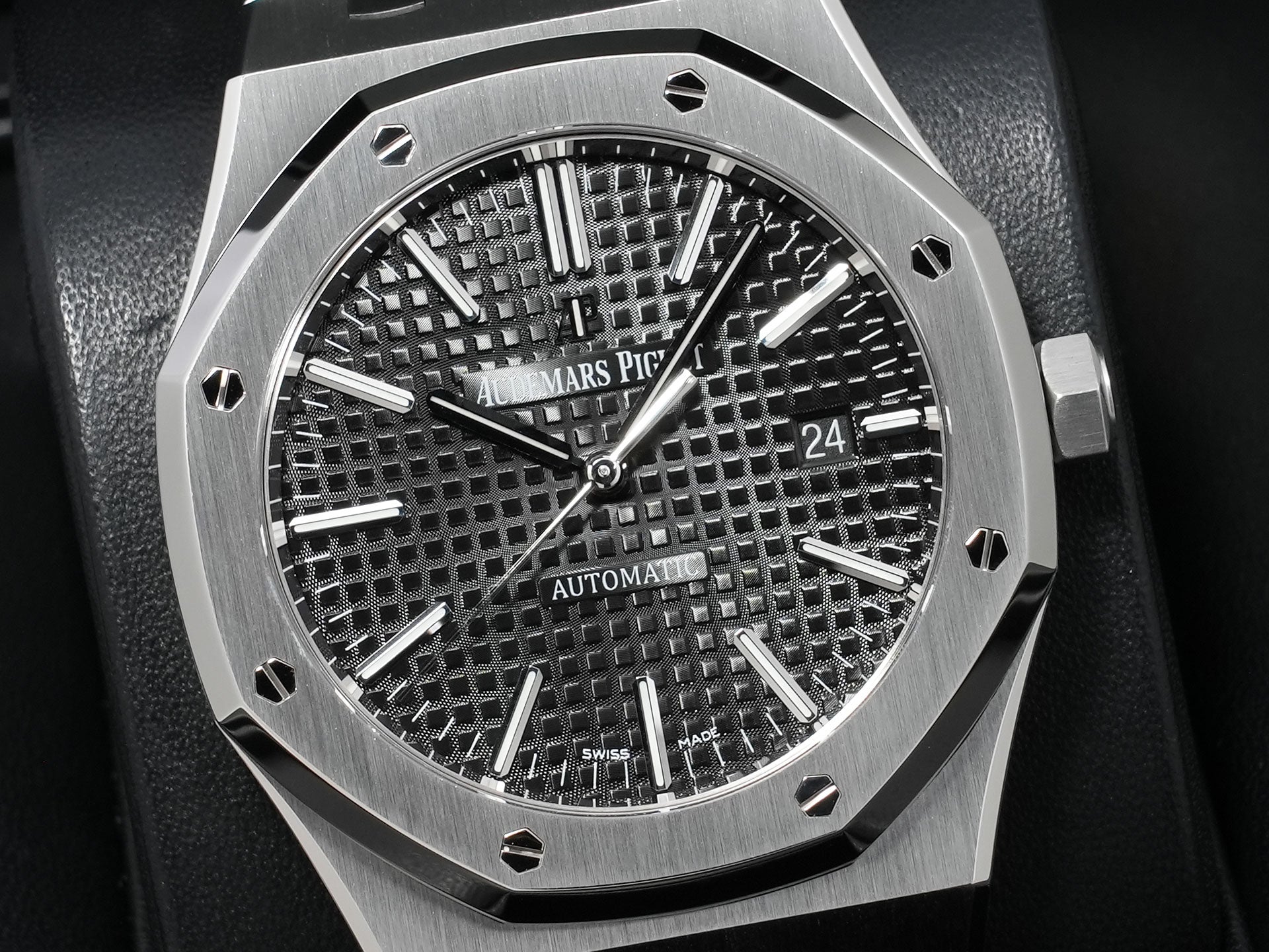 Audemars Piguet Royal Oak Ref.15400ST.OO.1220ST.01.A Stainless Steel Black Dial Excellent Condition kctu6g43