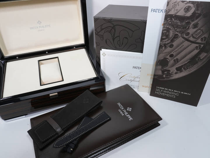 Patek Philippe Calatrava Ref. 5226G-001 White Gold Black Gradated Textured Lacquered Anthracite Dial Unused ntrr5sx6