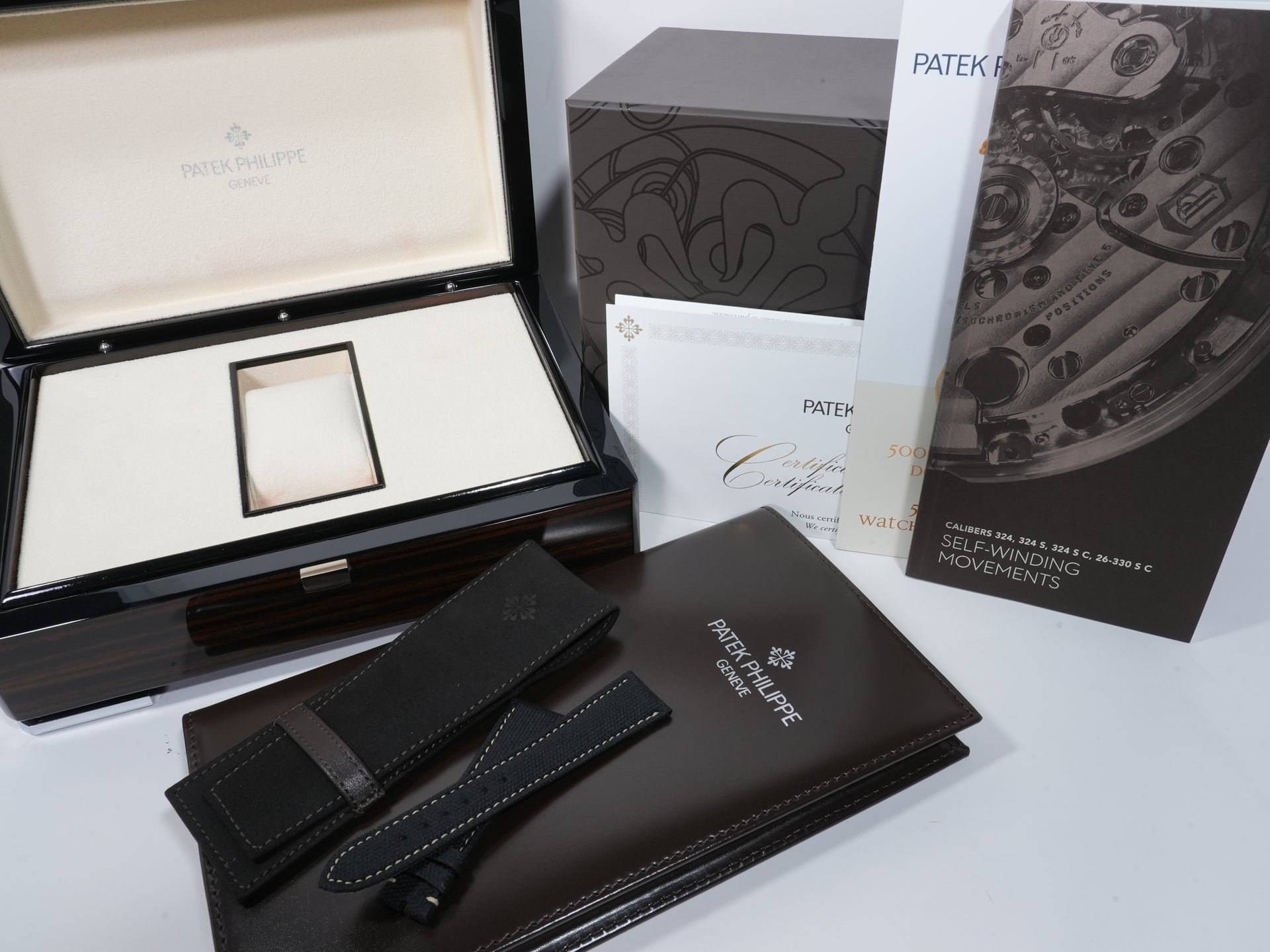 Patek Philippe Calatrava Ref. 5226G-001 White Gold Black Gradated Textured Lacquered Anthracite Dial Unused ntrr5sx6