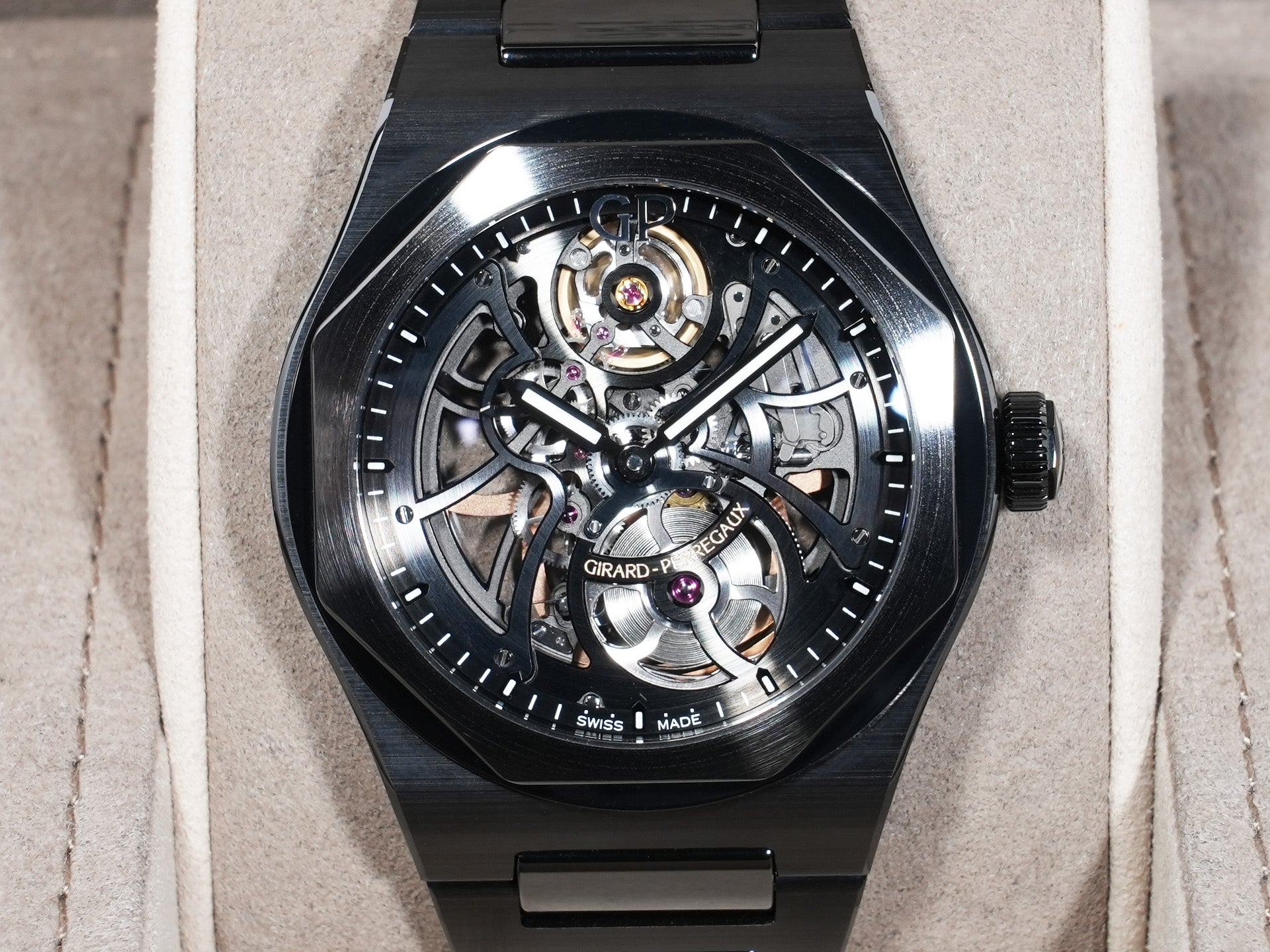 Girard Perregaux Laureato Skeleton Ceramic Ref. 81015-32-001-32A Black Ceramic Skeleton Dial Excellent Condition 9pznugoi