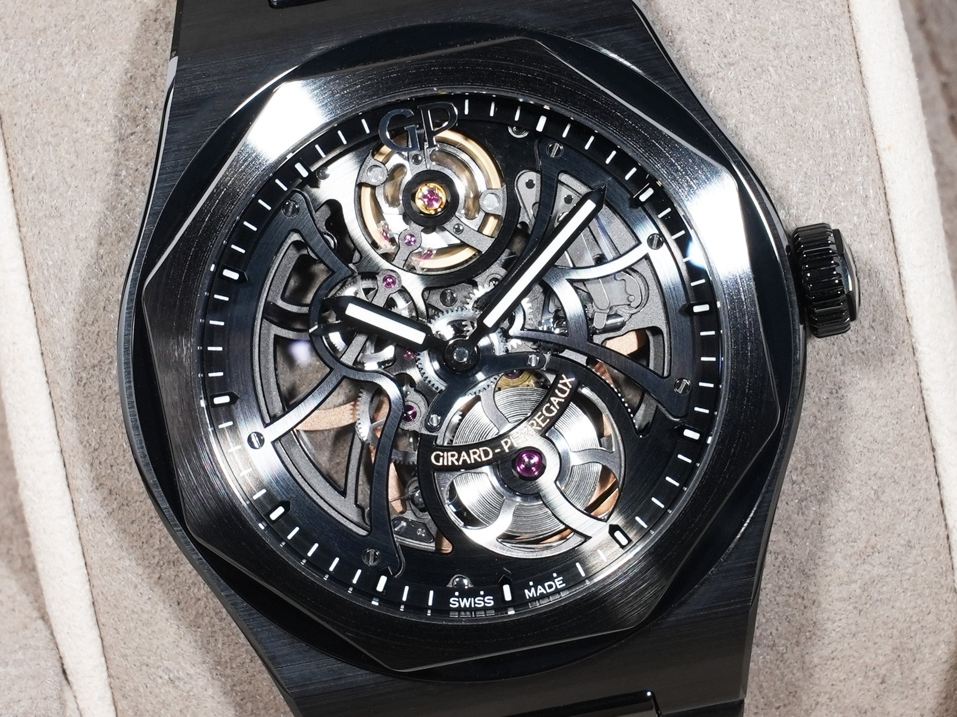 Girard Perregaux Laureato Skeleton Ceramic Ref. 81015-32-001-32A Black Ceramic Skeleton Dial Excellent Condition 9pznugoi