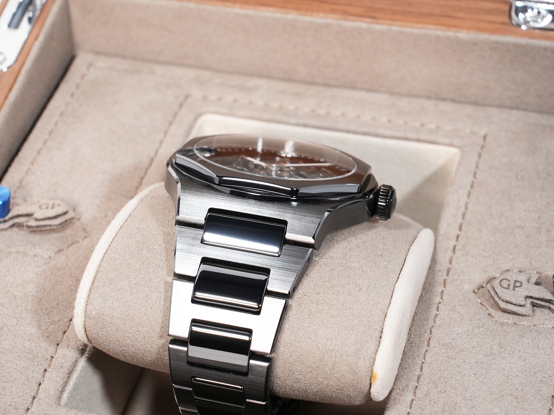 Girard Perregaux Laureato Skeleton Ceramic Ref. 81015-32-001-32A Black Ceramic Skeleton Dial Excellent Condition 9pznugoi