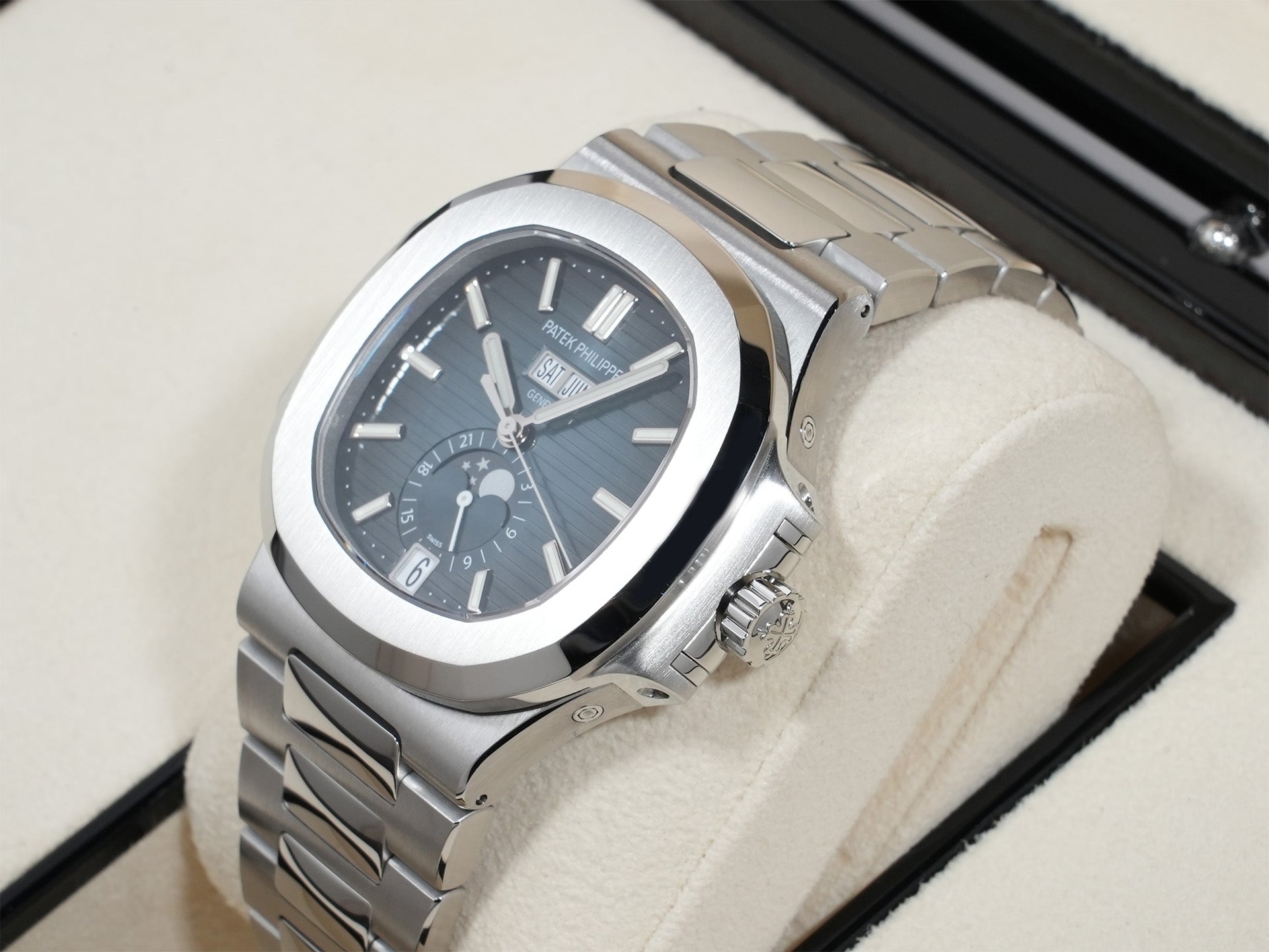 Patek Philippe Nautilus Annual Calendar Moon Phase Ref. 5726/1A-014 Stainless Steel Blue, Black Gradient Dial Excellent Condition rww7cm5q